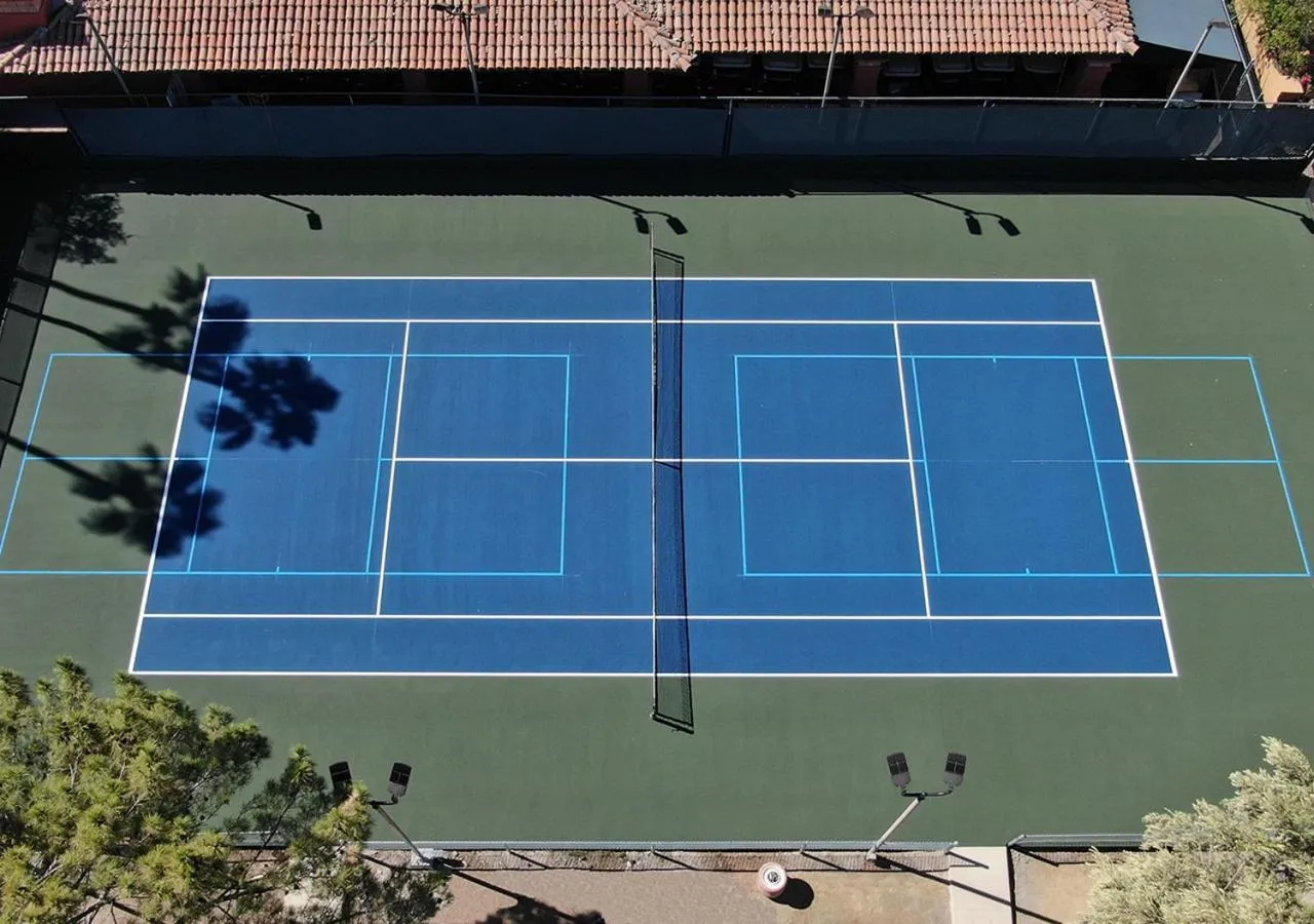 Tennis court in Hilton Phoenix Tapatio Cliffs Resort