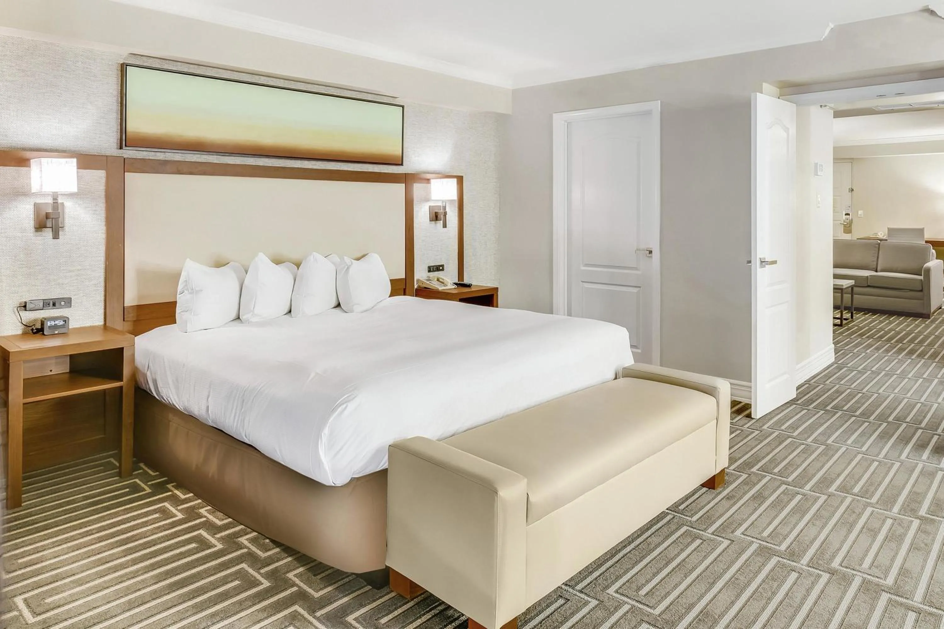 Living room, Bed in Hilton Phoenix Tapatio Cliffs Resort