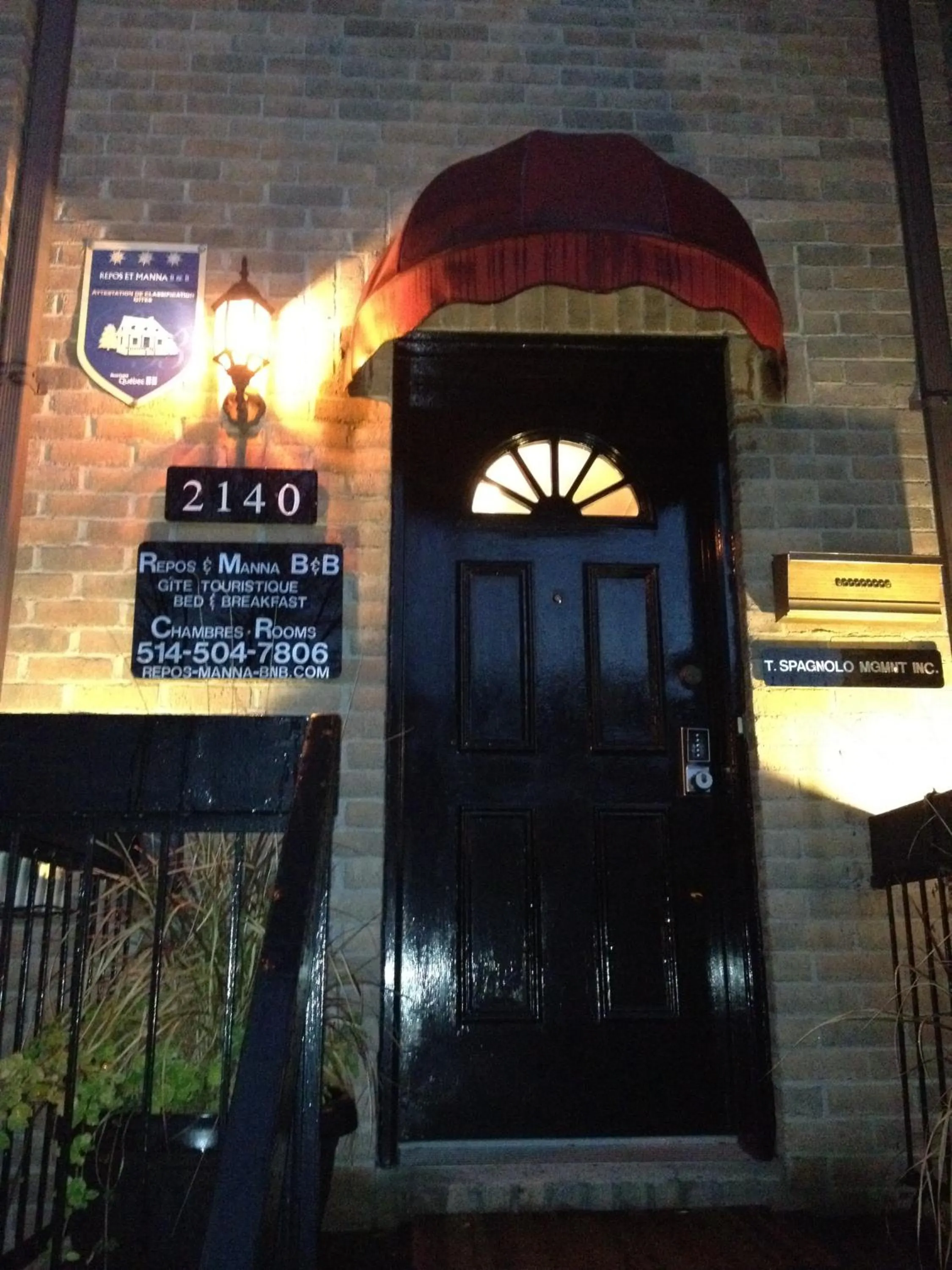 Facade/entrance in Repos & Manna Downtown Montréal