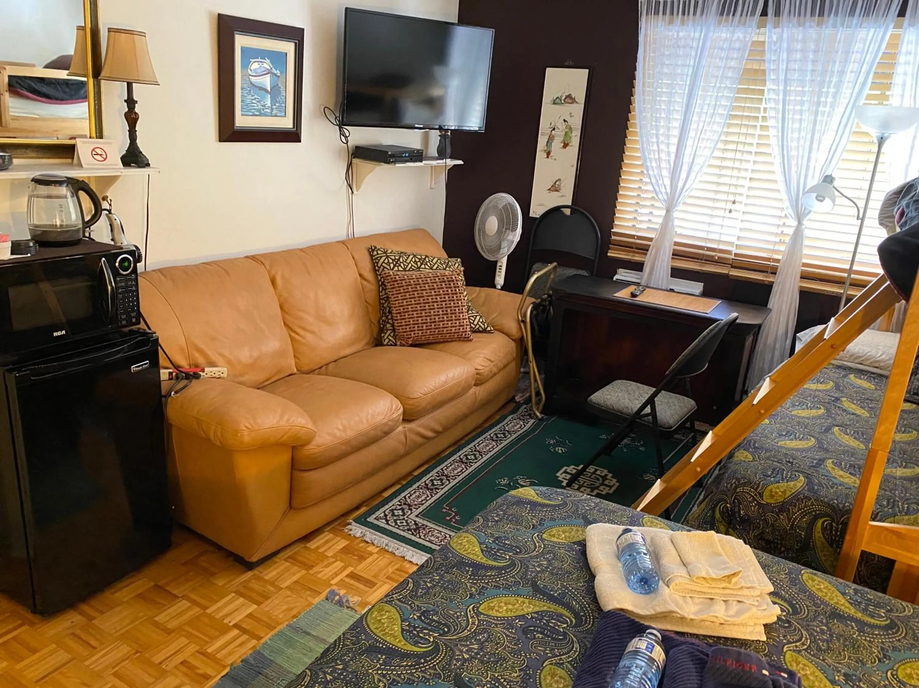 Seating area in Repos & Manna Downtown Montréal