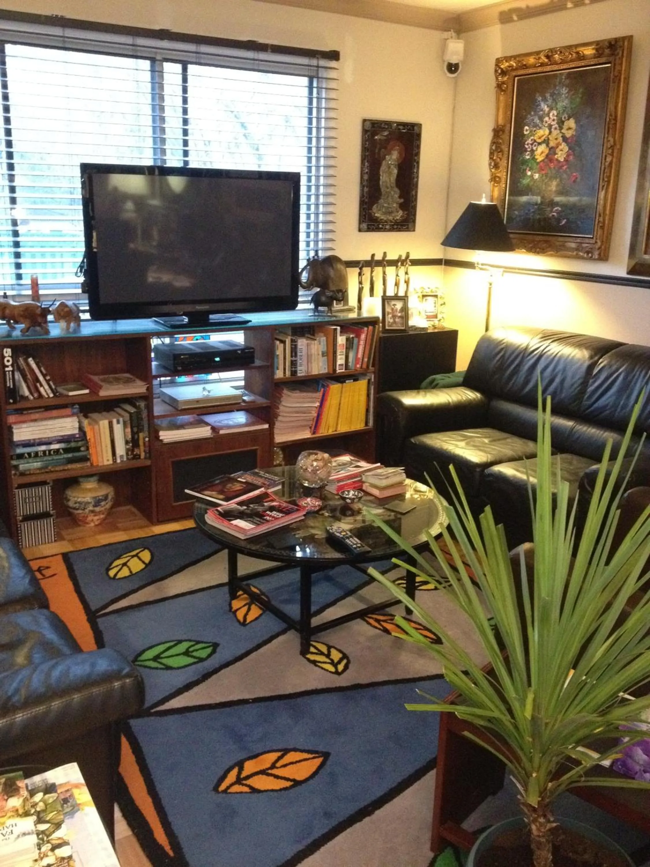 Communal lounge/ TV room in Repos & Manna Downtown Montréal