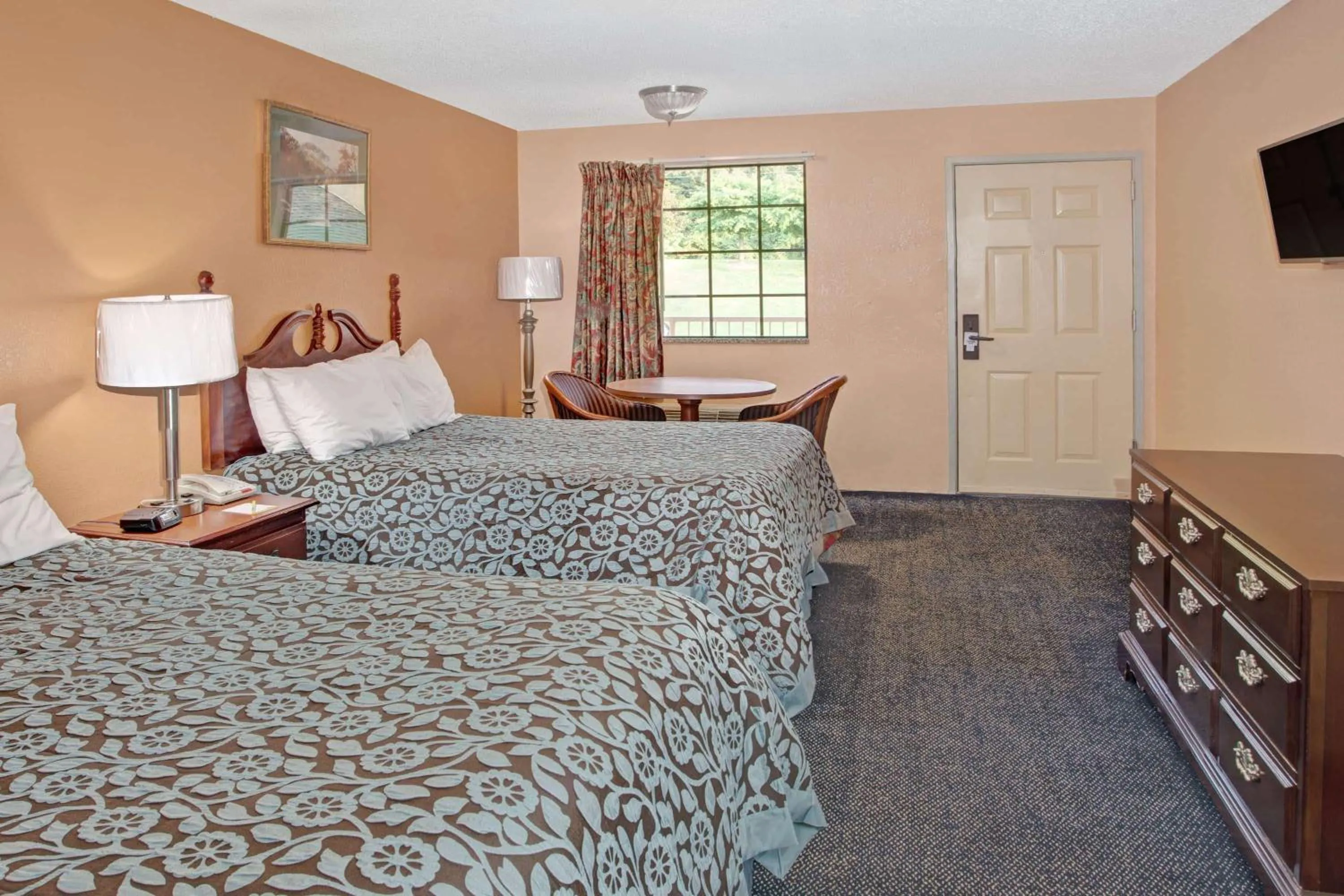 Photo of the whole room, Bed in Days Inn by Wyndham Marietta White Water