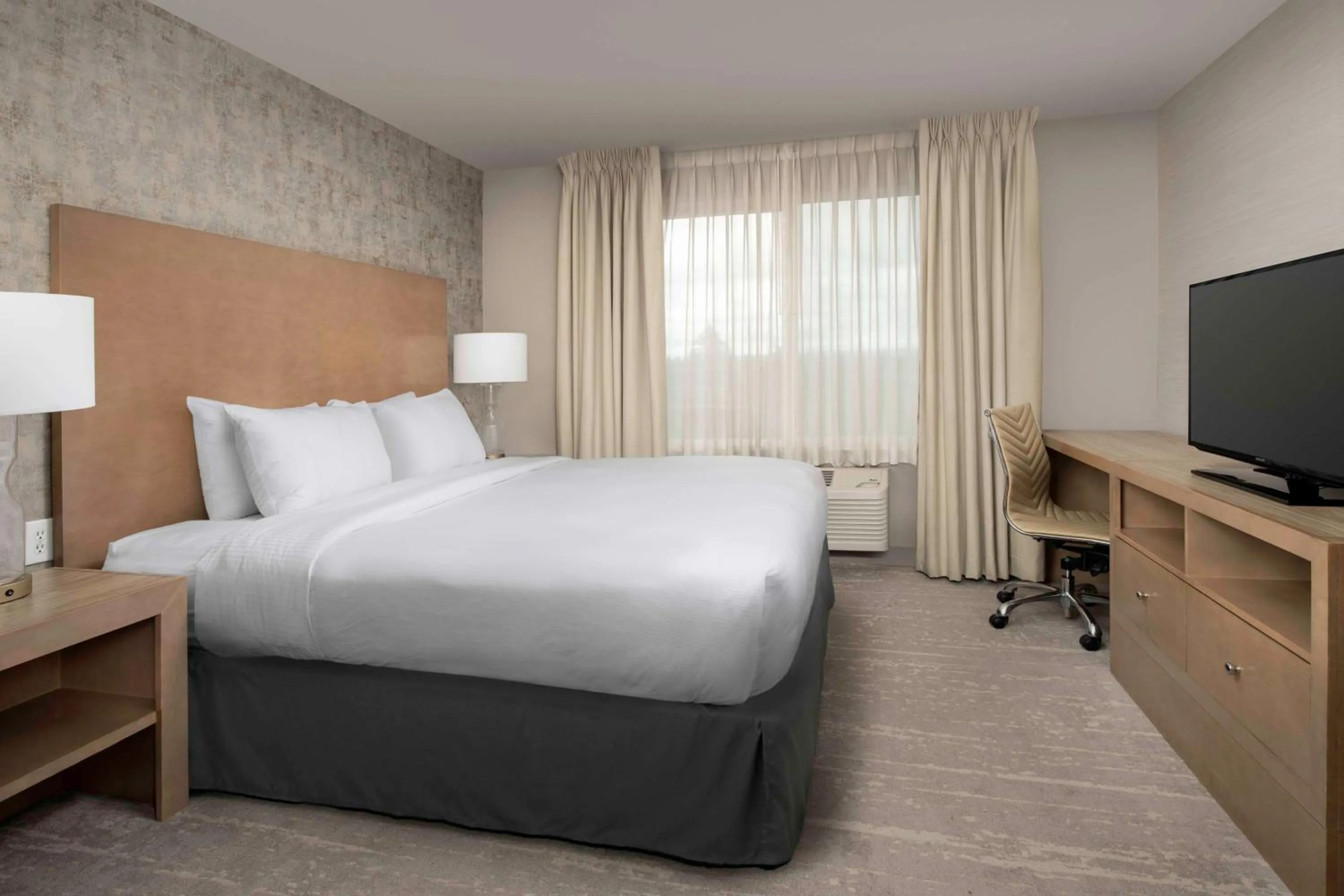 Bedroom, Bed in DoubleTree by Hilton North Salem