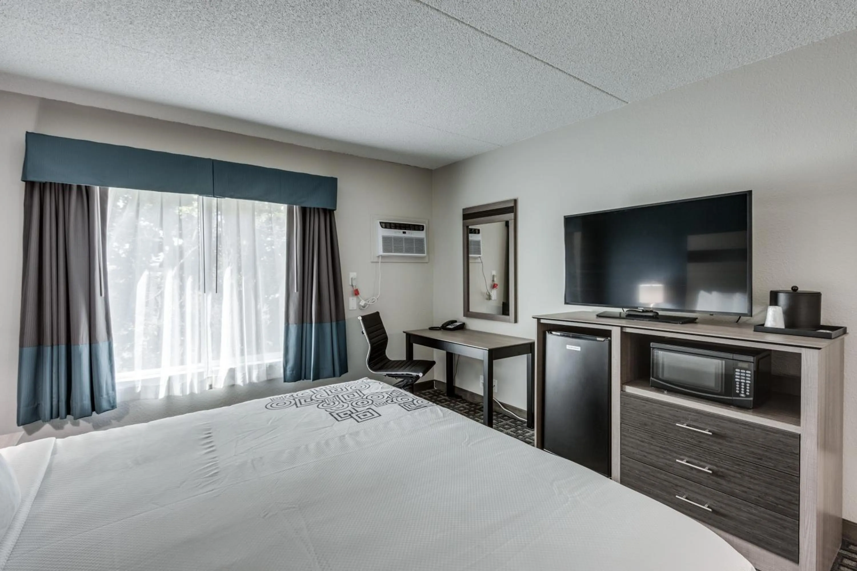 Bed in Days Inn & Suites by Wyndham Spokane