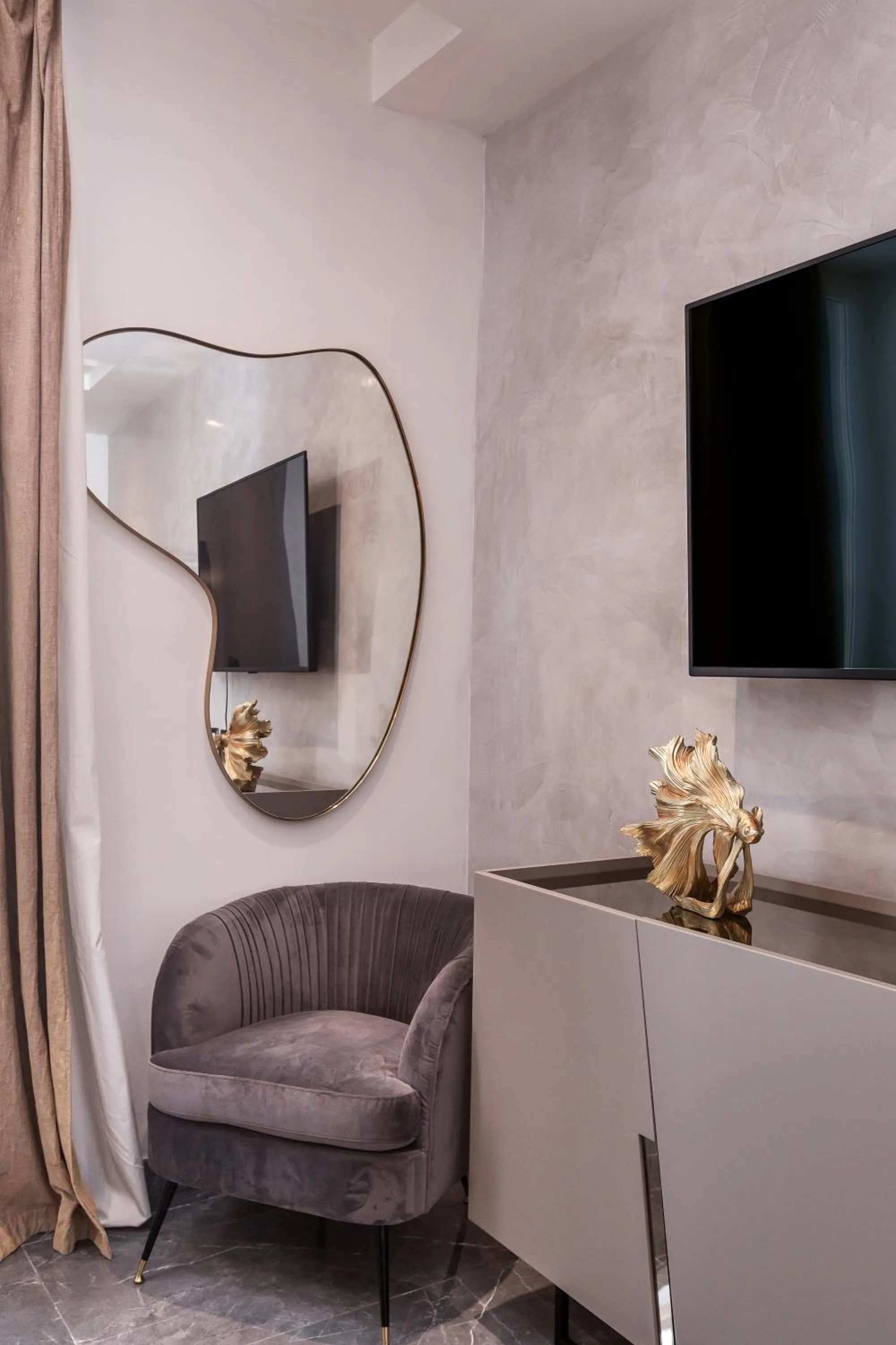 TV and multimedia in Daphne Suites