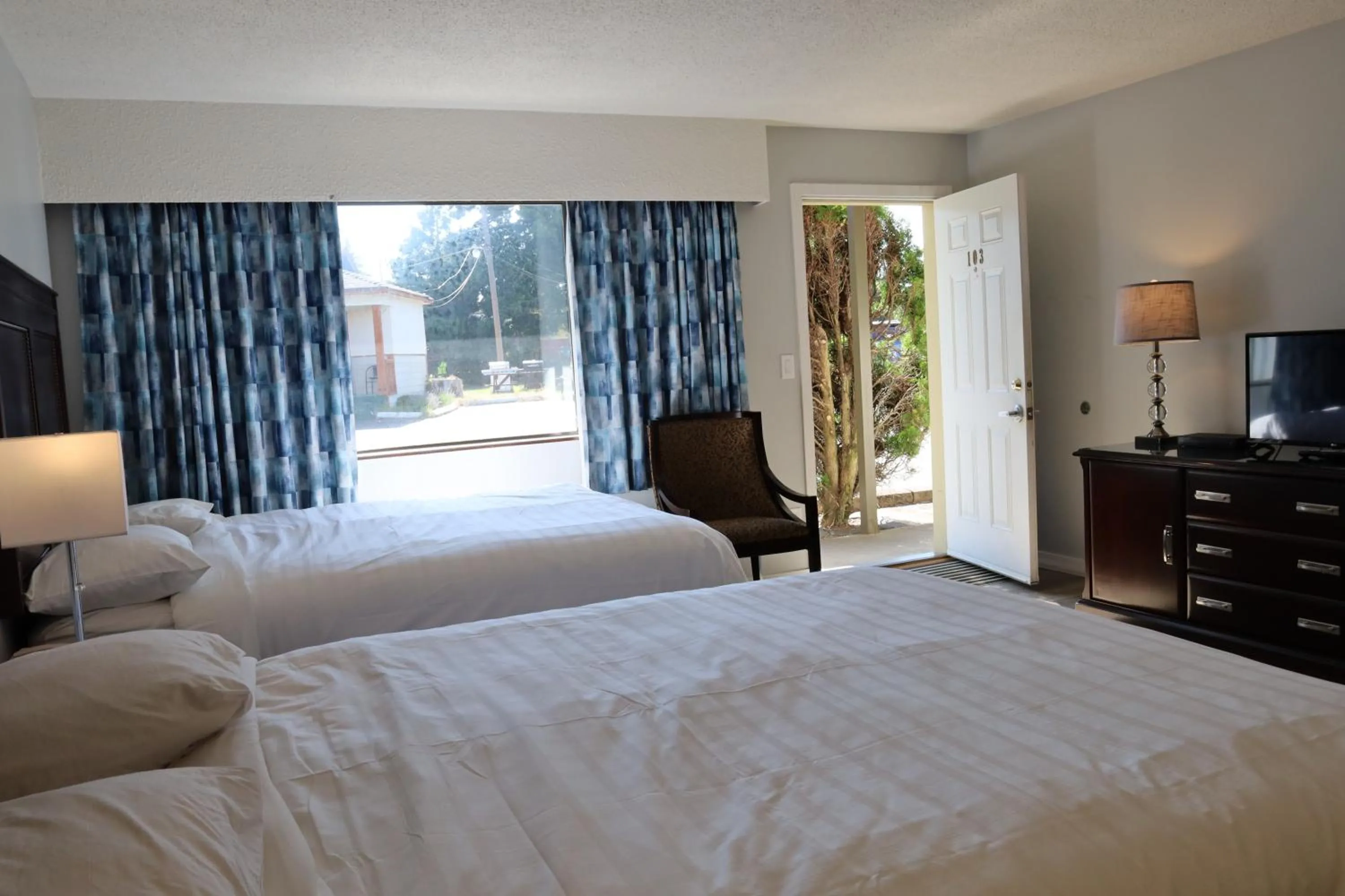 Bed in Skylite Motel