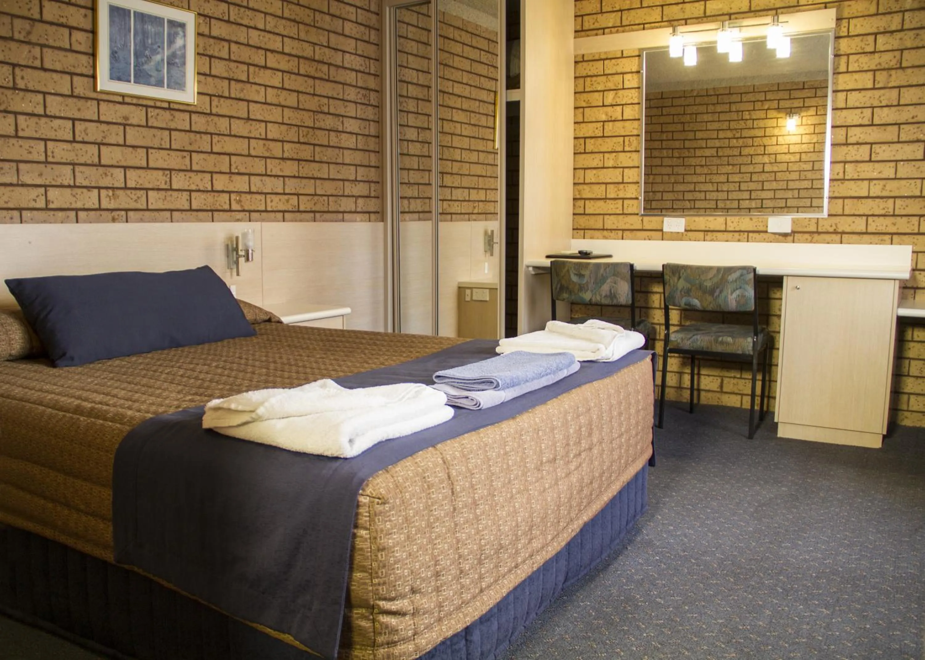 Bed in Fountain View Motel