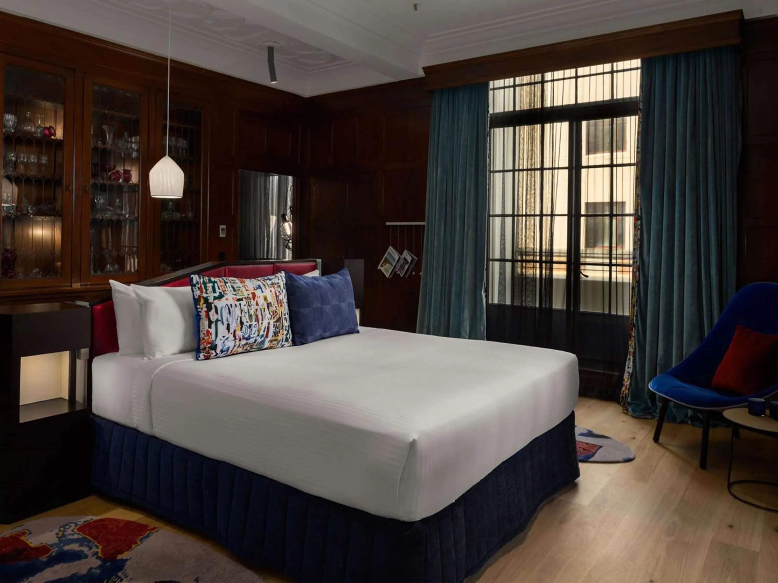 Photo of the whole room, Bed in QT Sydney