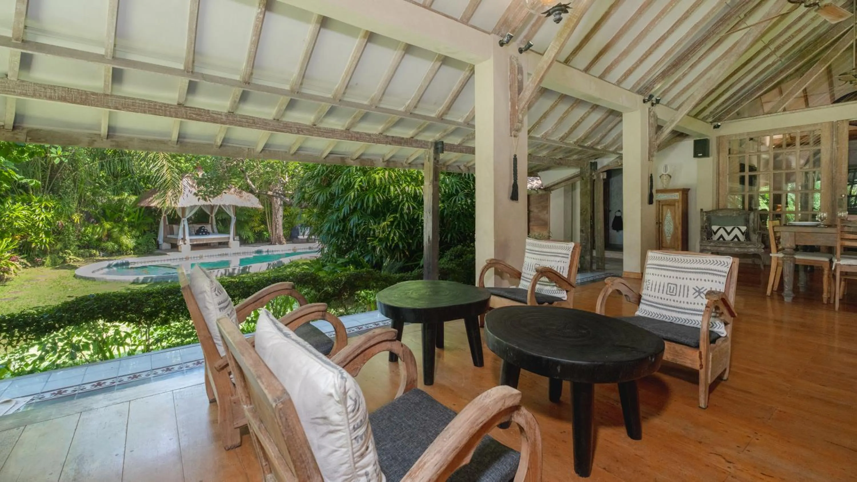 Living room in Villa Koyama by Villa Finder