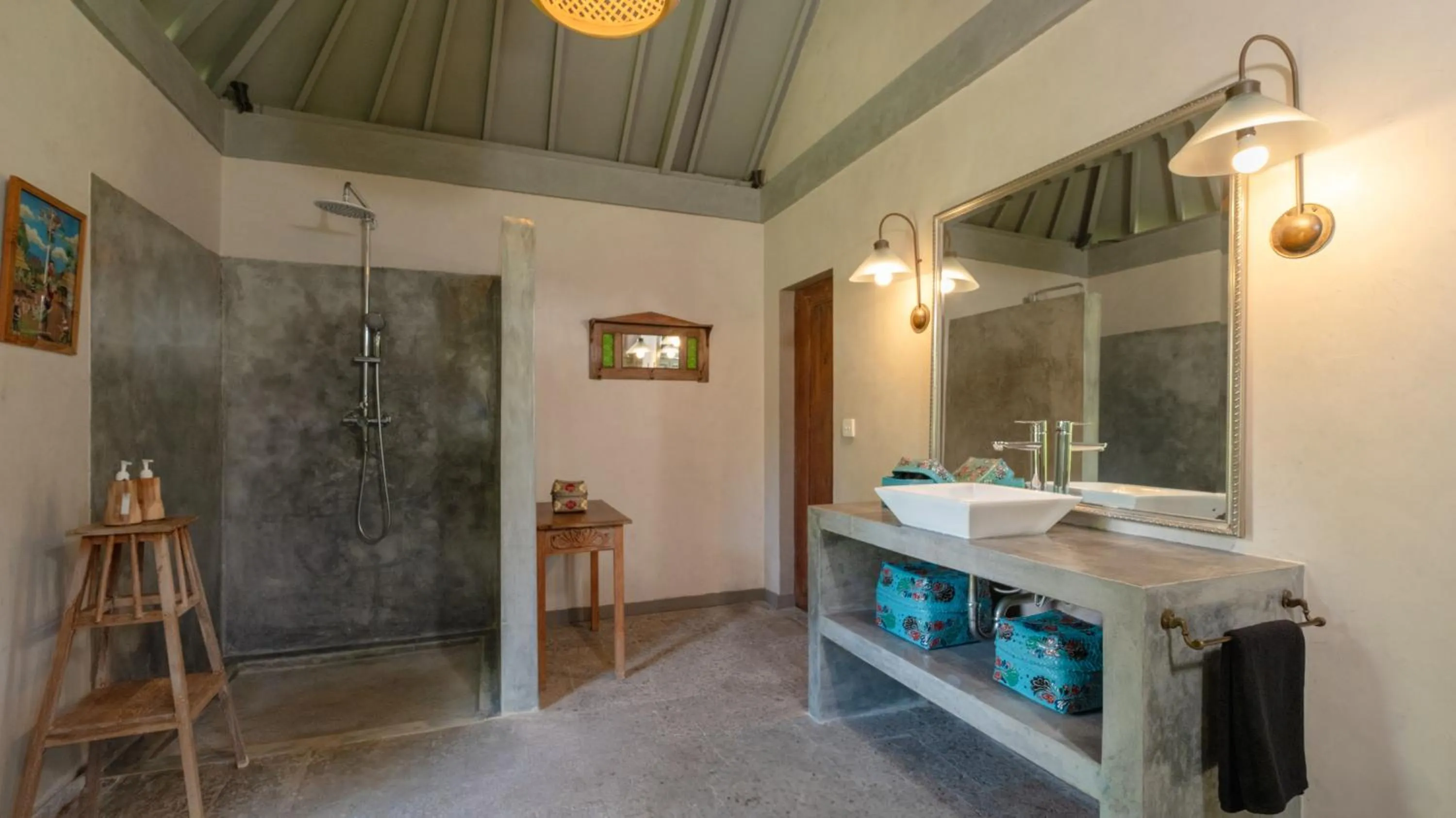 Bathroom in Villa Koyama by Villa Finder