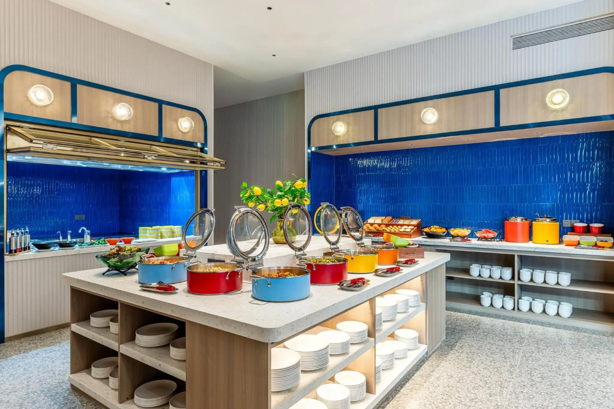 Restaurant/places to eat in Holiday Inn Express Shanghai Changyang Road by IHG