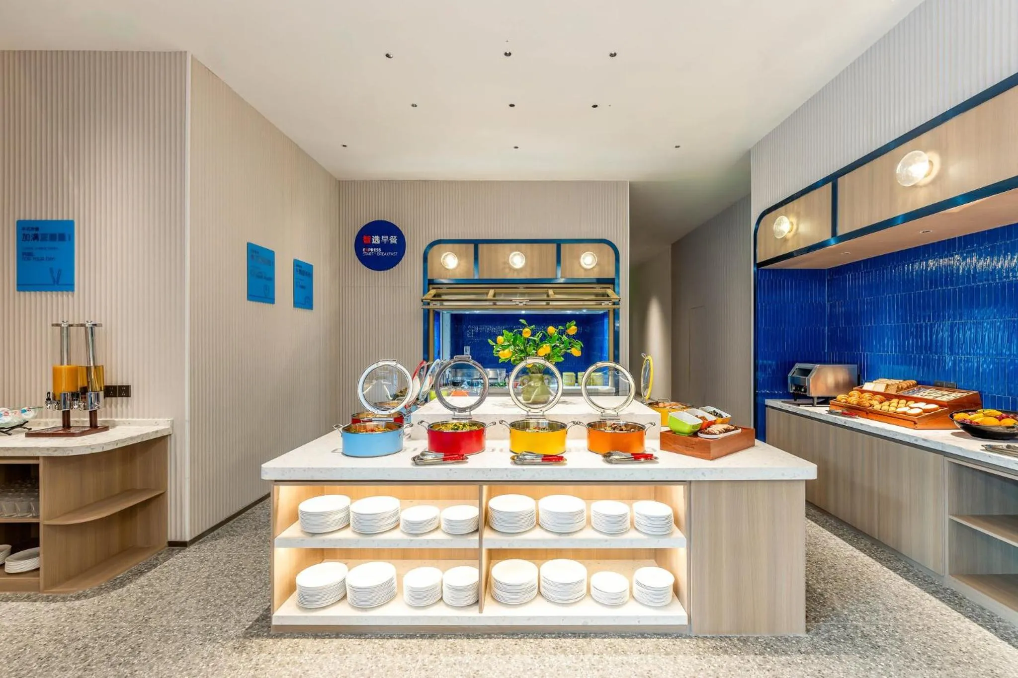 Restaurant/places to eat in Holiday Inn Express Shanghai Changyang Road by IHG