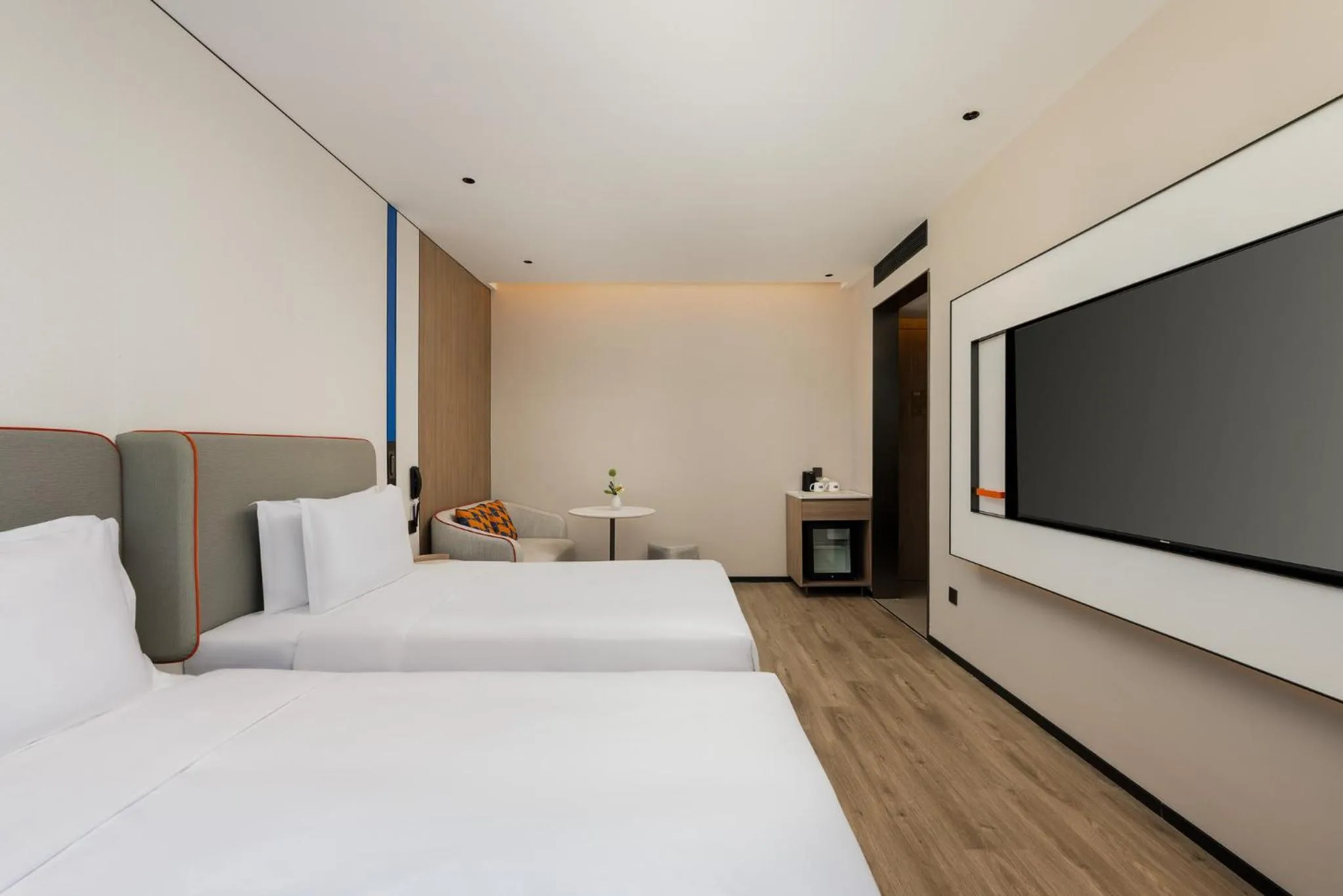 Photo of the whole room, Bed in Holiday Inn Express Shanghai Changyang Road by IHG