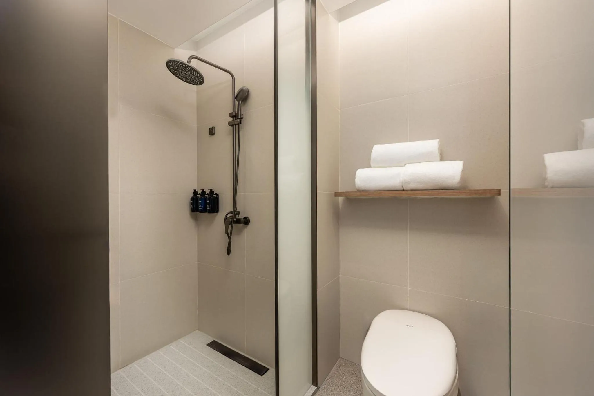 Photo of the whole room in Holiday Inn Express Shanghai Changyang Road by IHG