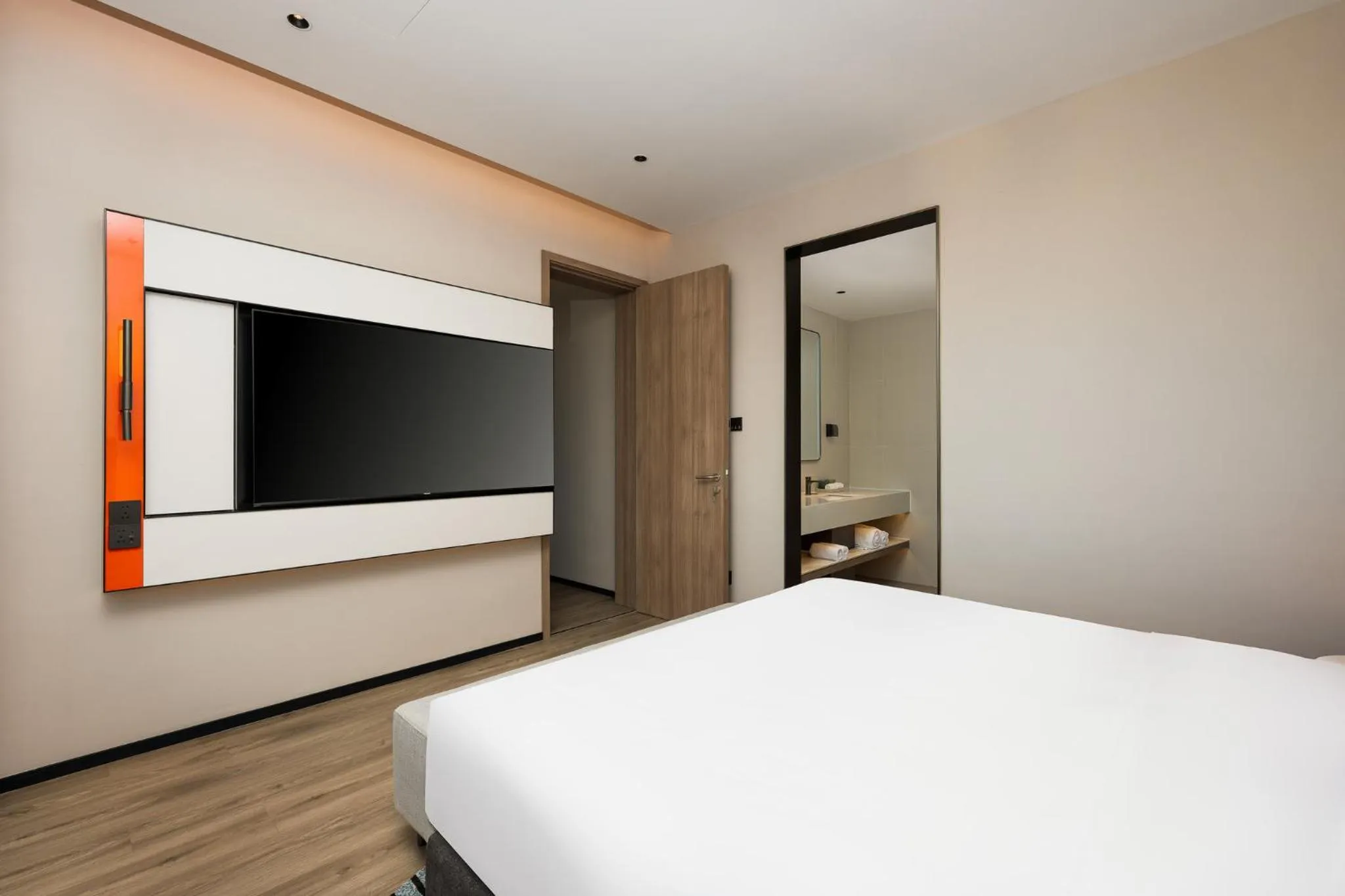 Photo of the whole room, Bed in Holiday Inn Express Shanghai Changyang Road by IHG