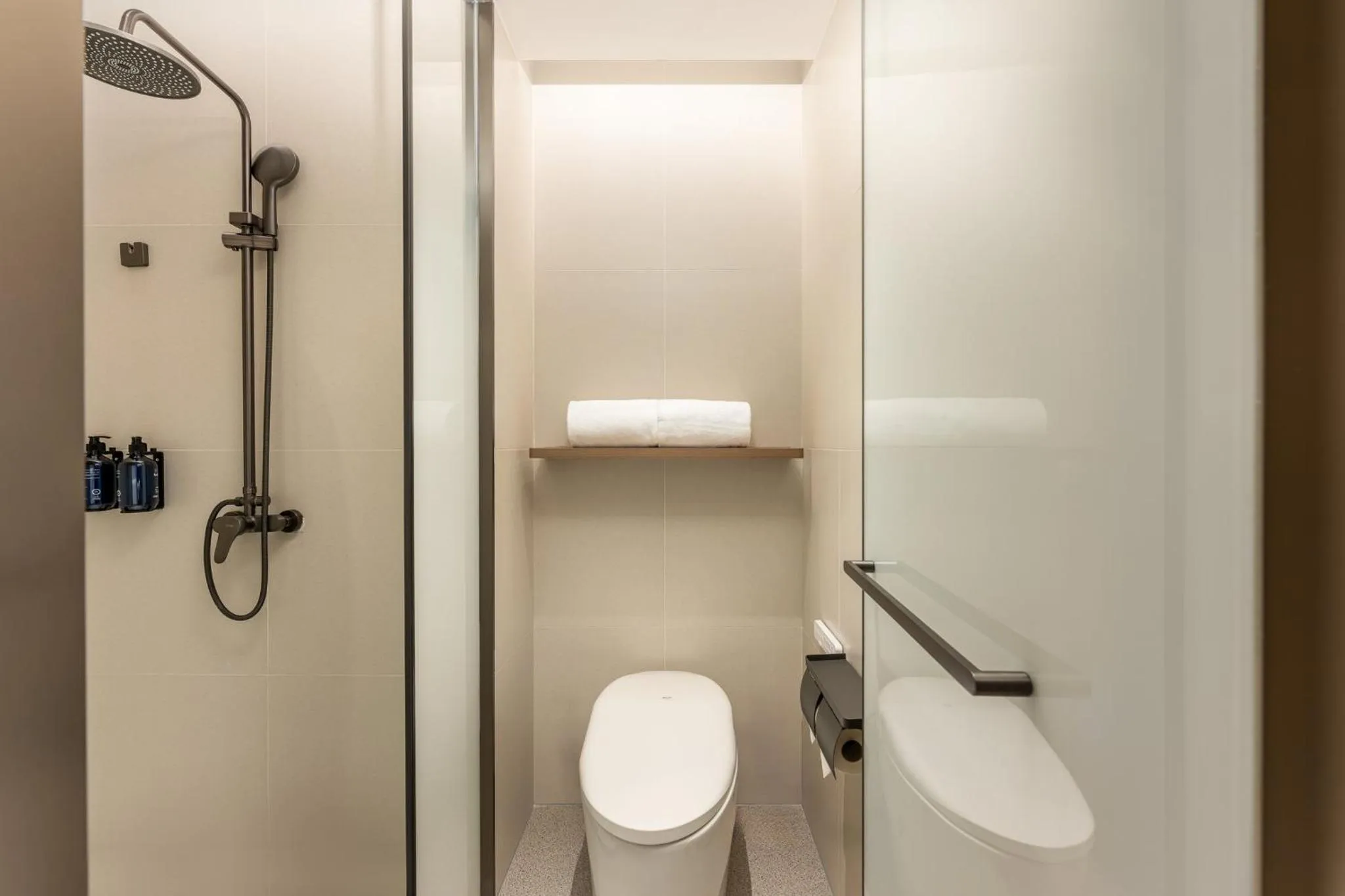 Photo of the whole room in Holiday Inn Express Shanghai Changyang Road by IHG