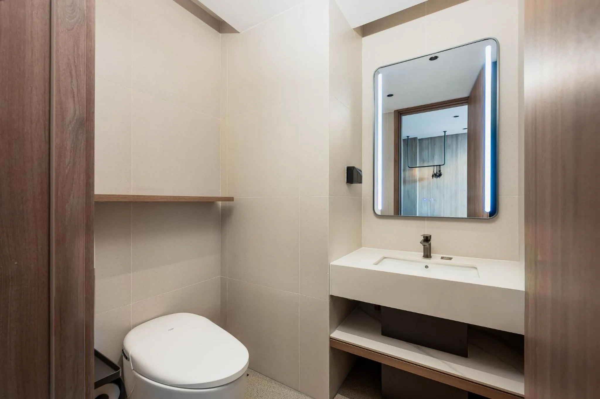 Photo of the whole room in Holiday Inn Express Shanghai Changyang Road by IHG