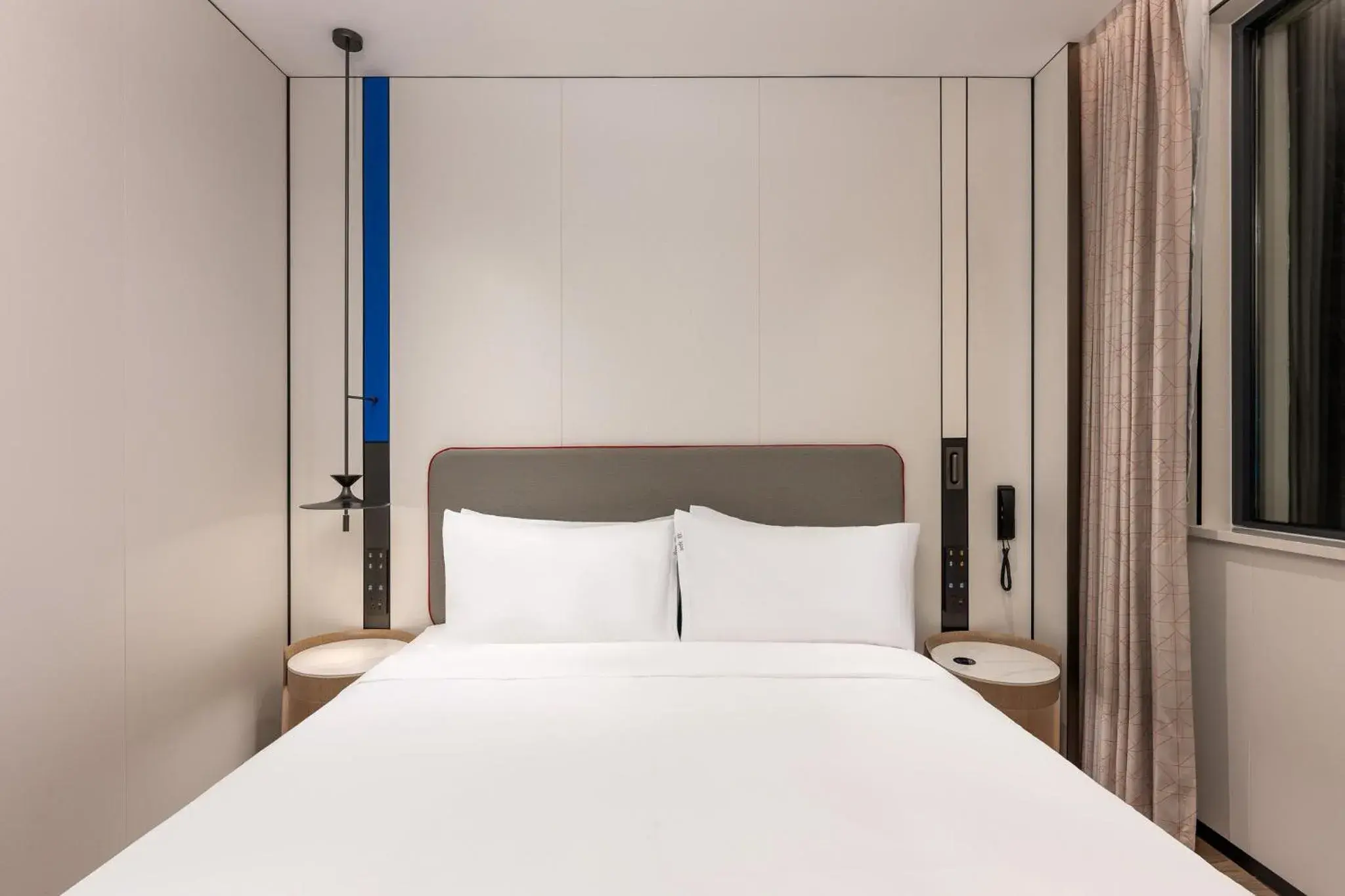 Photo of the whole room, Bed in Holiday Inn Express Shanghai Changyang Road by IHG Photo of the whole room, Bed in Holiday Inn Express Shanghai Changyang Road by IHG