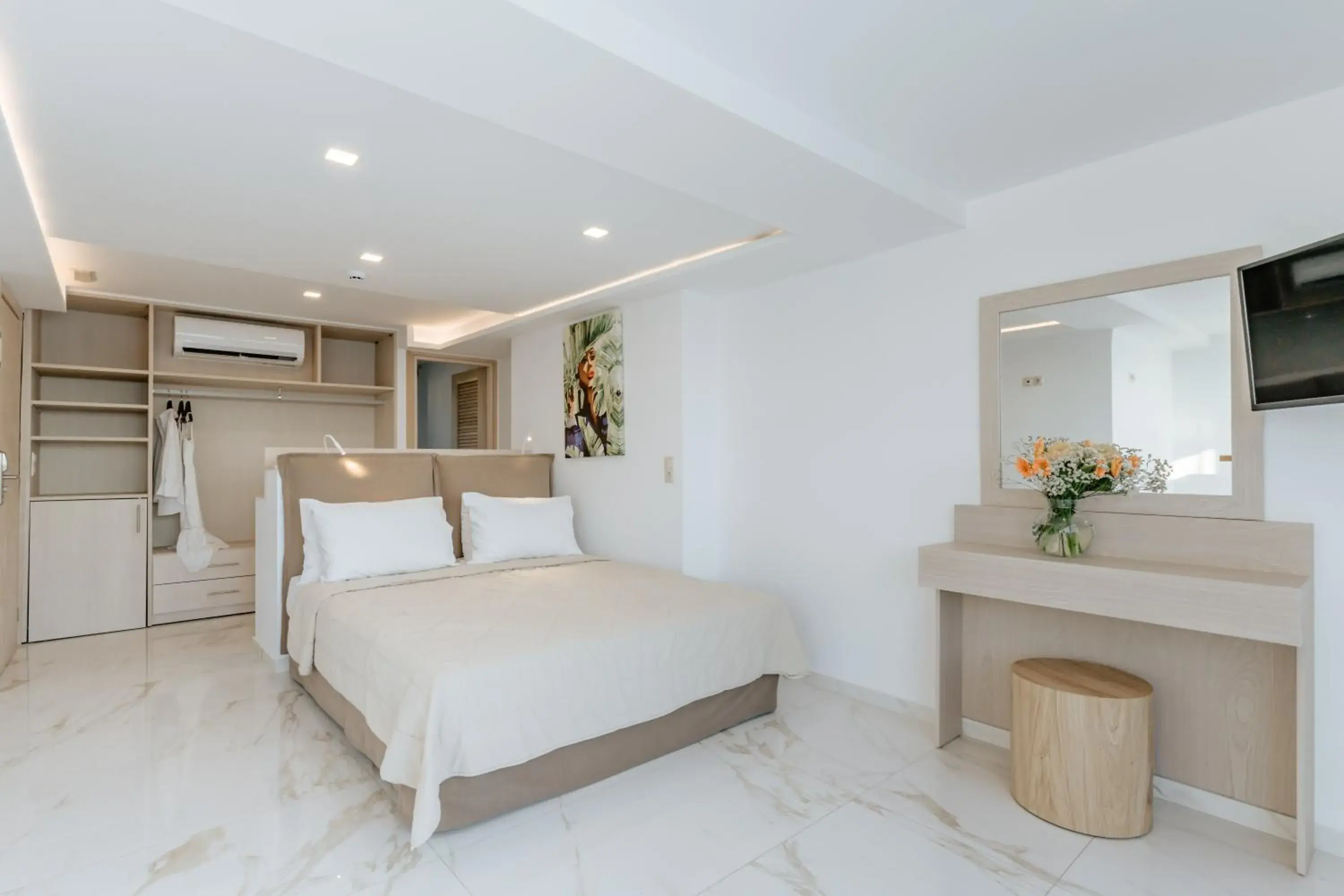 Photo of the whole room, Bed in Palm Beach Hotel Apartments Photo of the whole room, Bed in Palm Beach Hotel Apartments