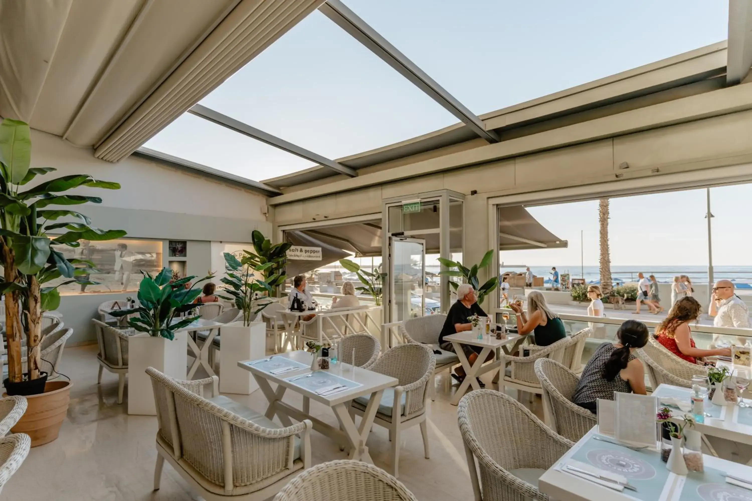 Restaurant/places to eat in Palm Beach Hotel Apartments Restaurant/places to eat in Palm Beach Hotel Apartments