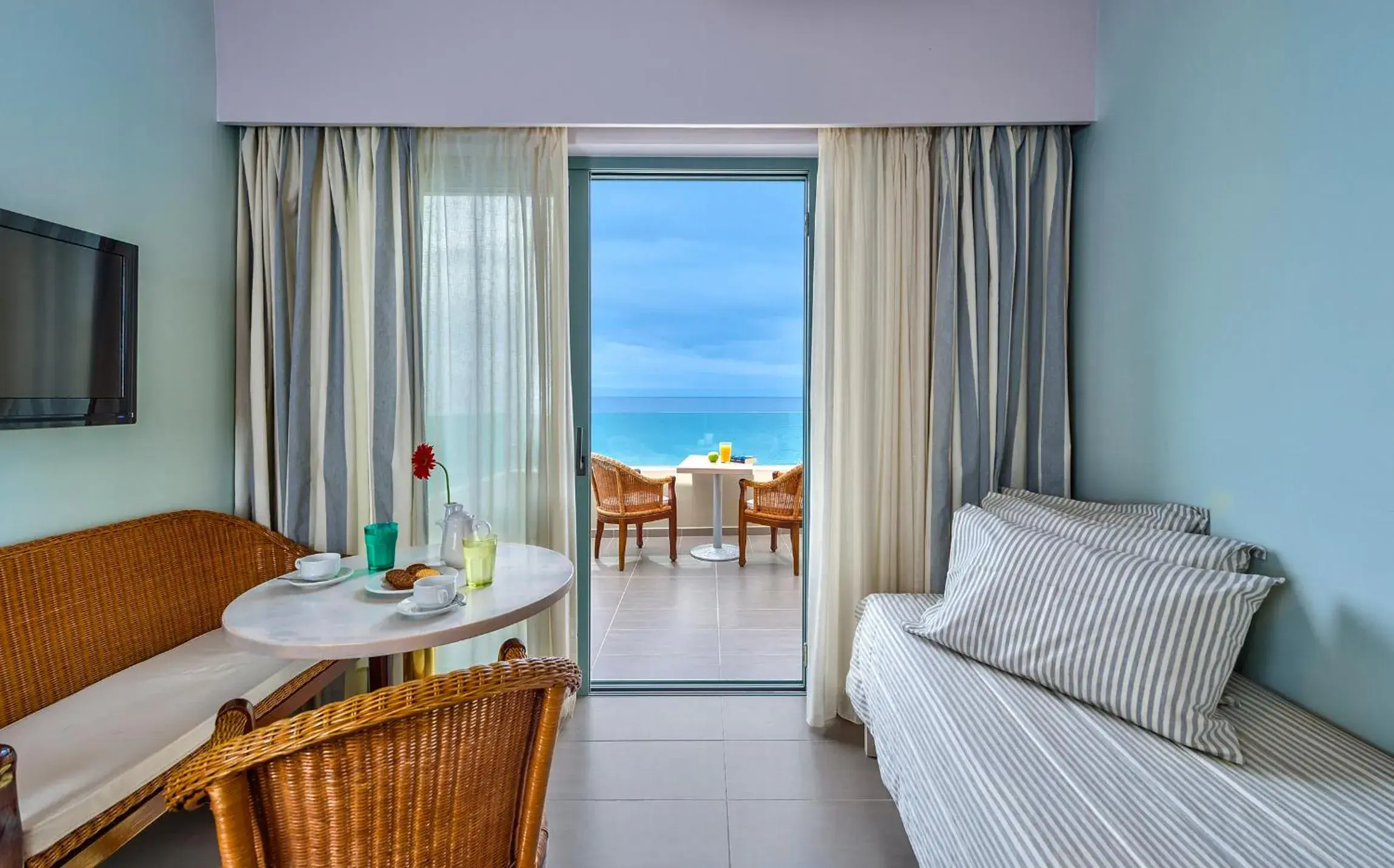 Photo of the whole room, Bed in Palm Beach Hotel Apartments Photo of the whole room, Bed in Palm Beach Hotel Apartments