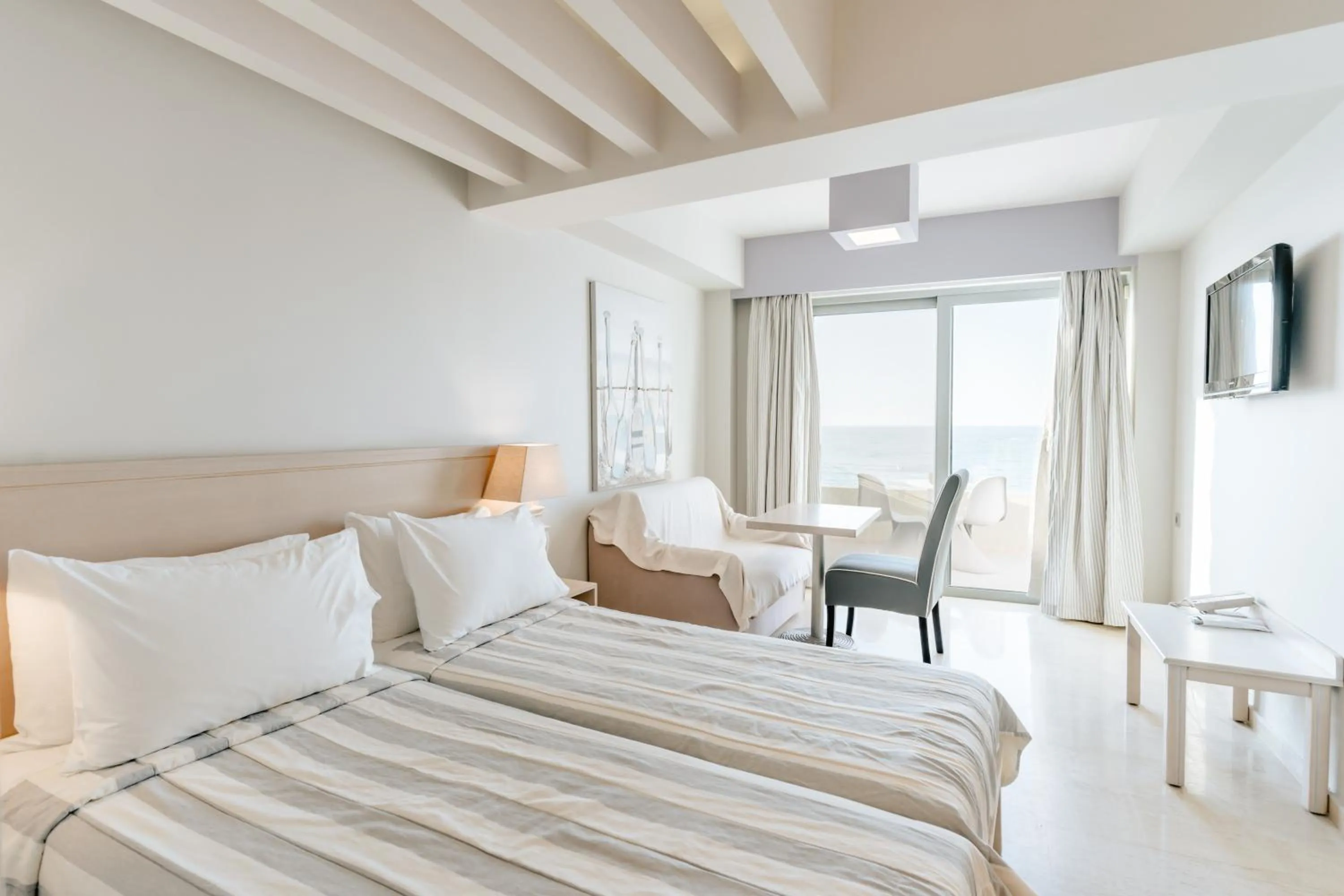 Photo of the whole room, Bed in Palm Beach Hotel Apartments