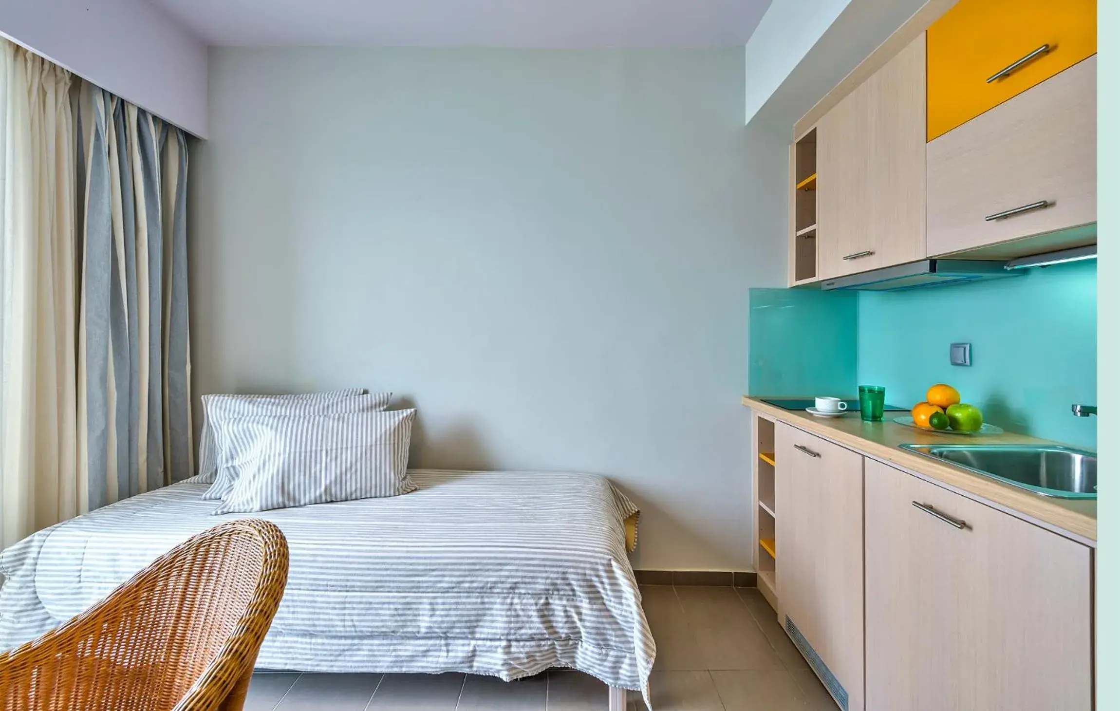 Kitchen or kitchenette, Bed in Palm Beach Hotel Apartments Kitchen or kitchenette, Bed in Palm Beach Hotel Apartments