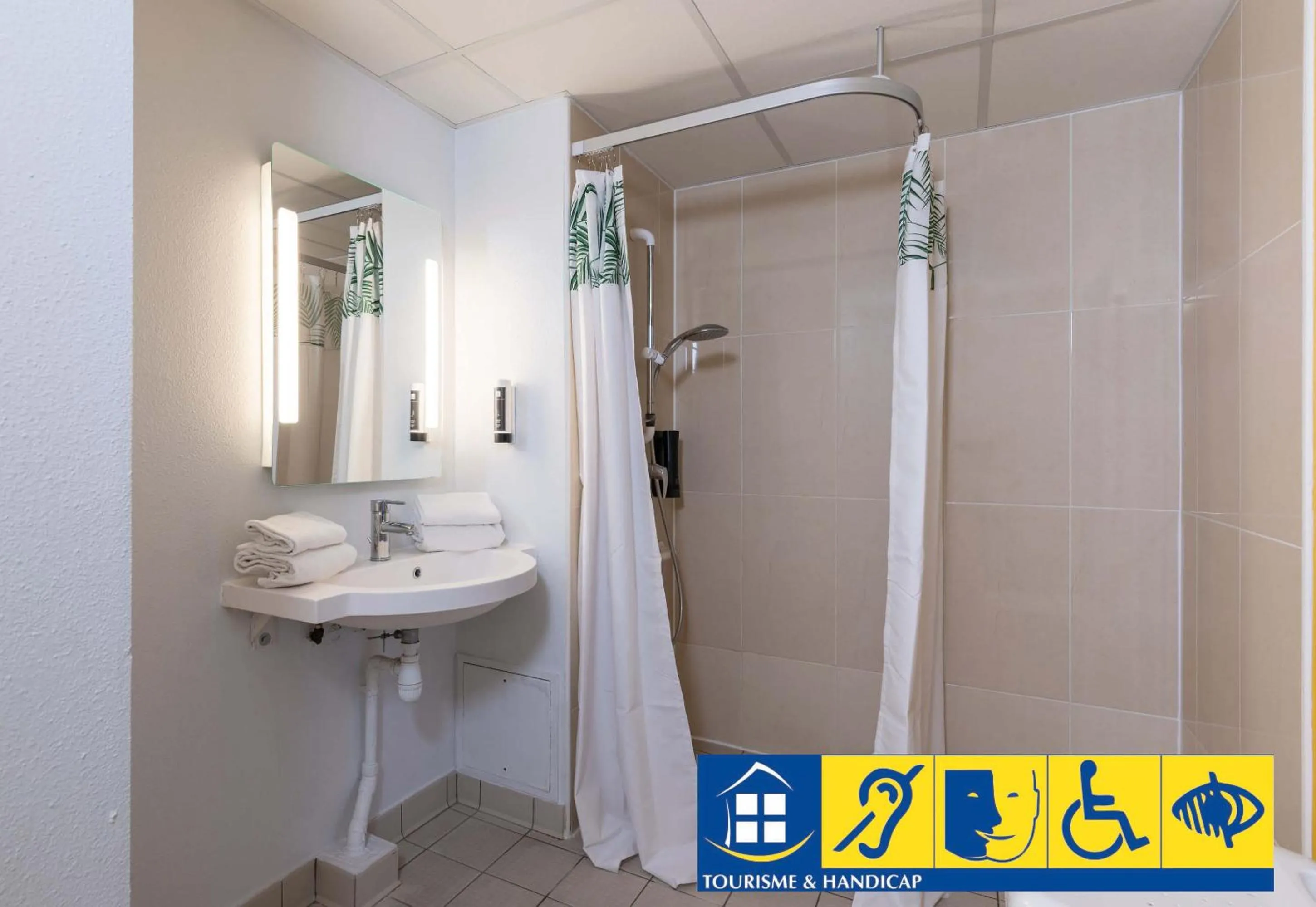 Bathroom in B&B HOTEL Lille Grand Stade