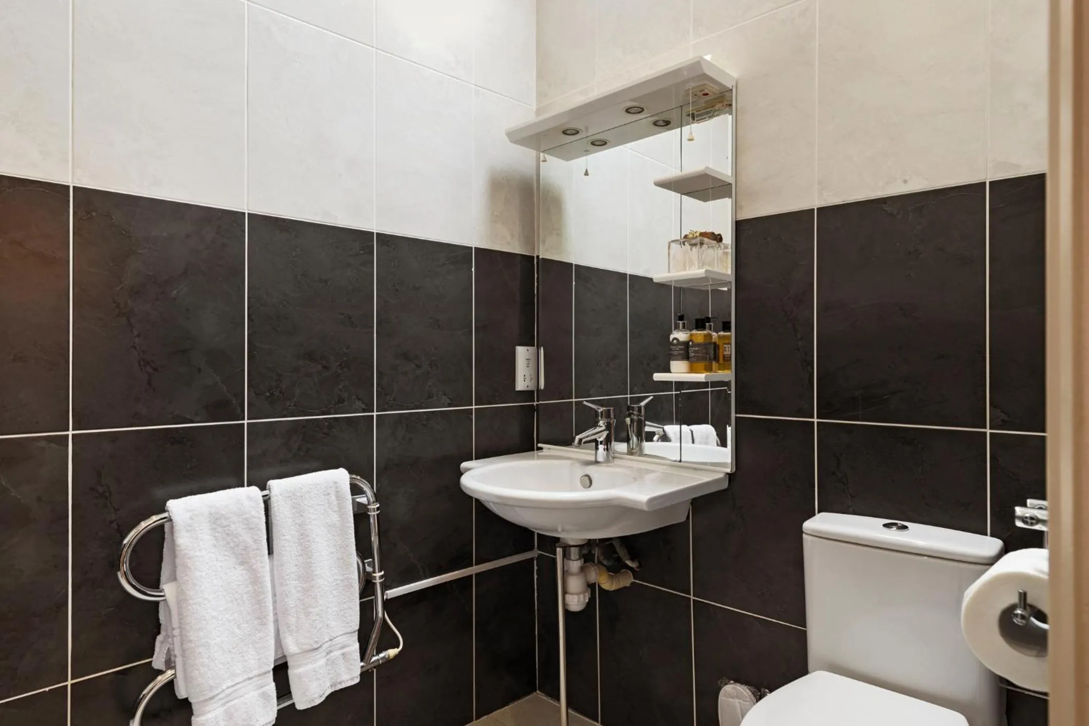 Bathroom in Canaston Oaks