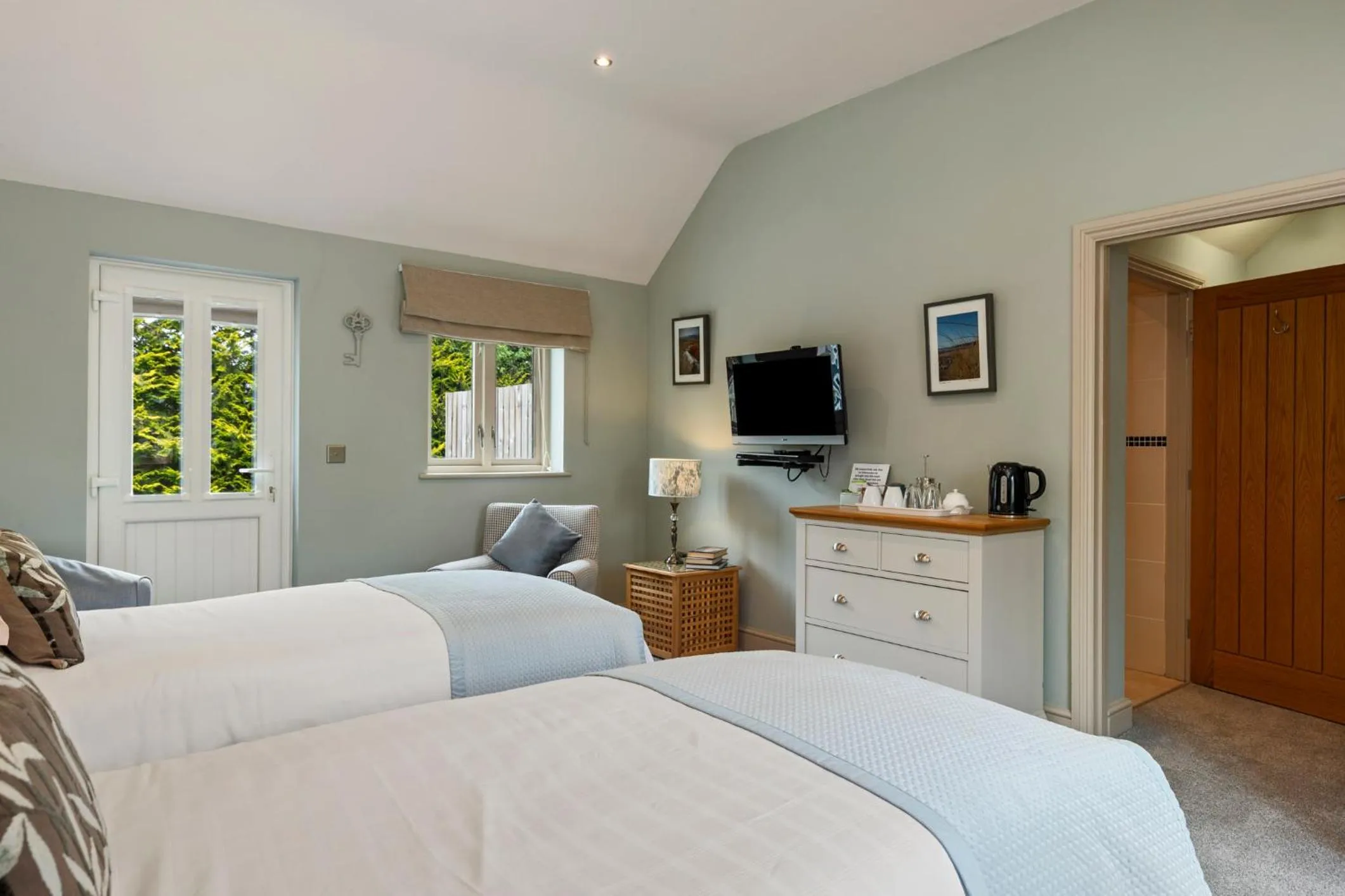 Photo of the whole room, Bed in Canaston Oaks