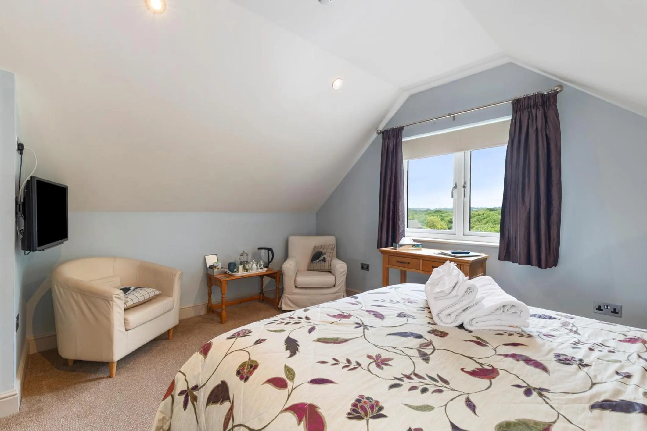 Photo of the whole room, Bed in Canaston Oaks