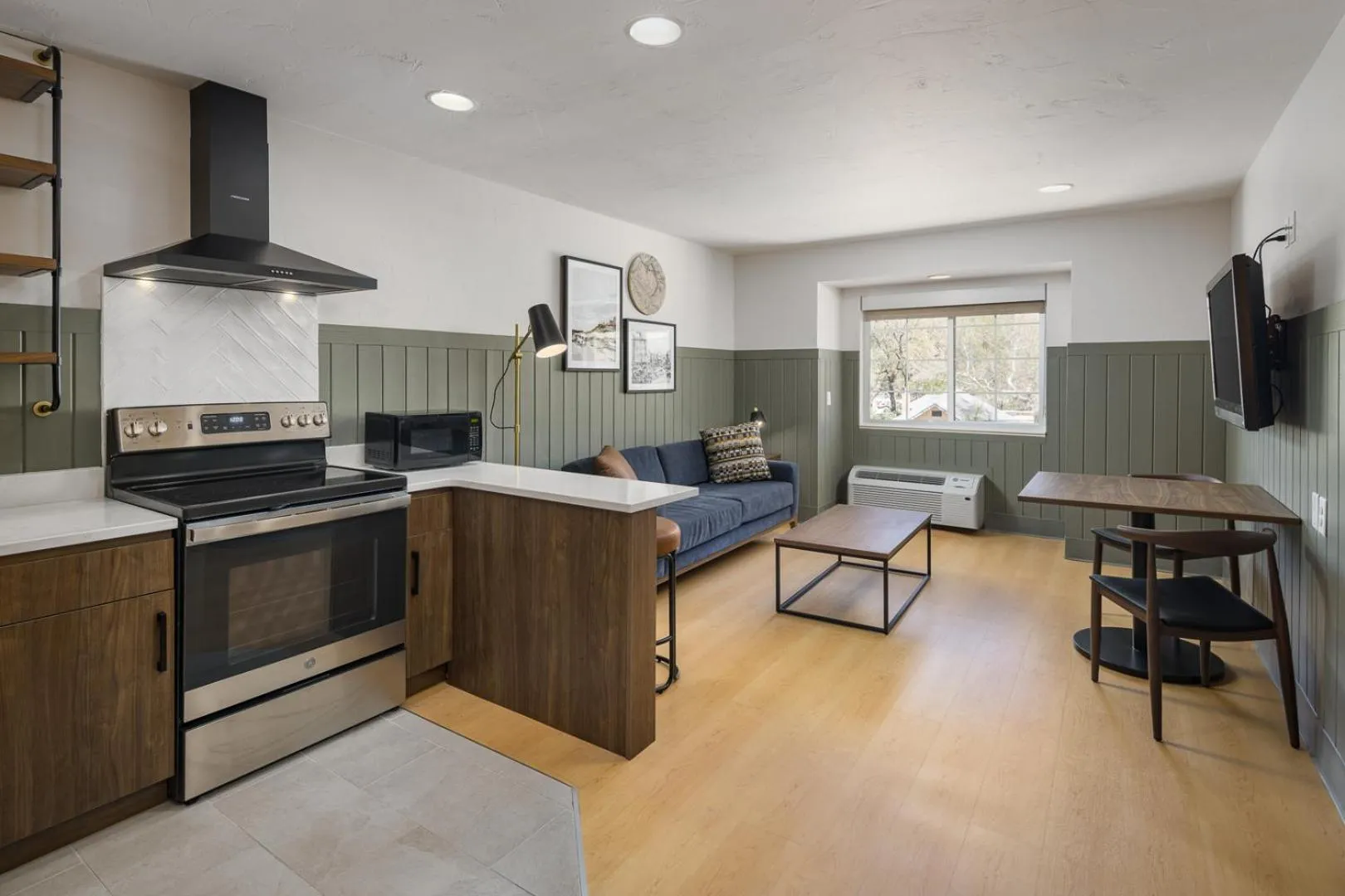 Living room in River Canyon Lodge