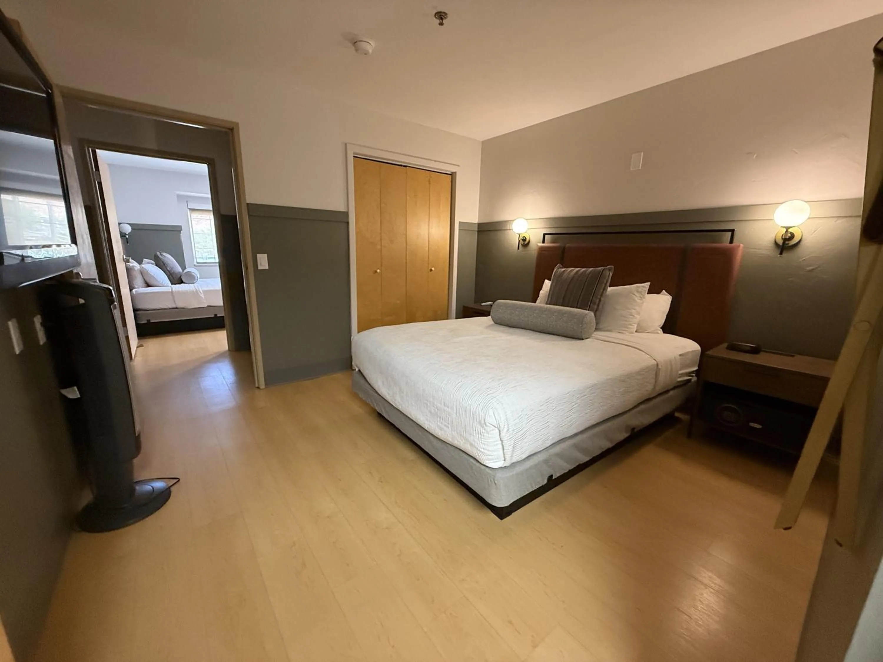 Bedroom, Bed in River Canyon Lodge