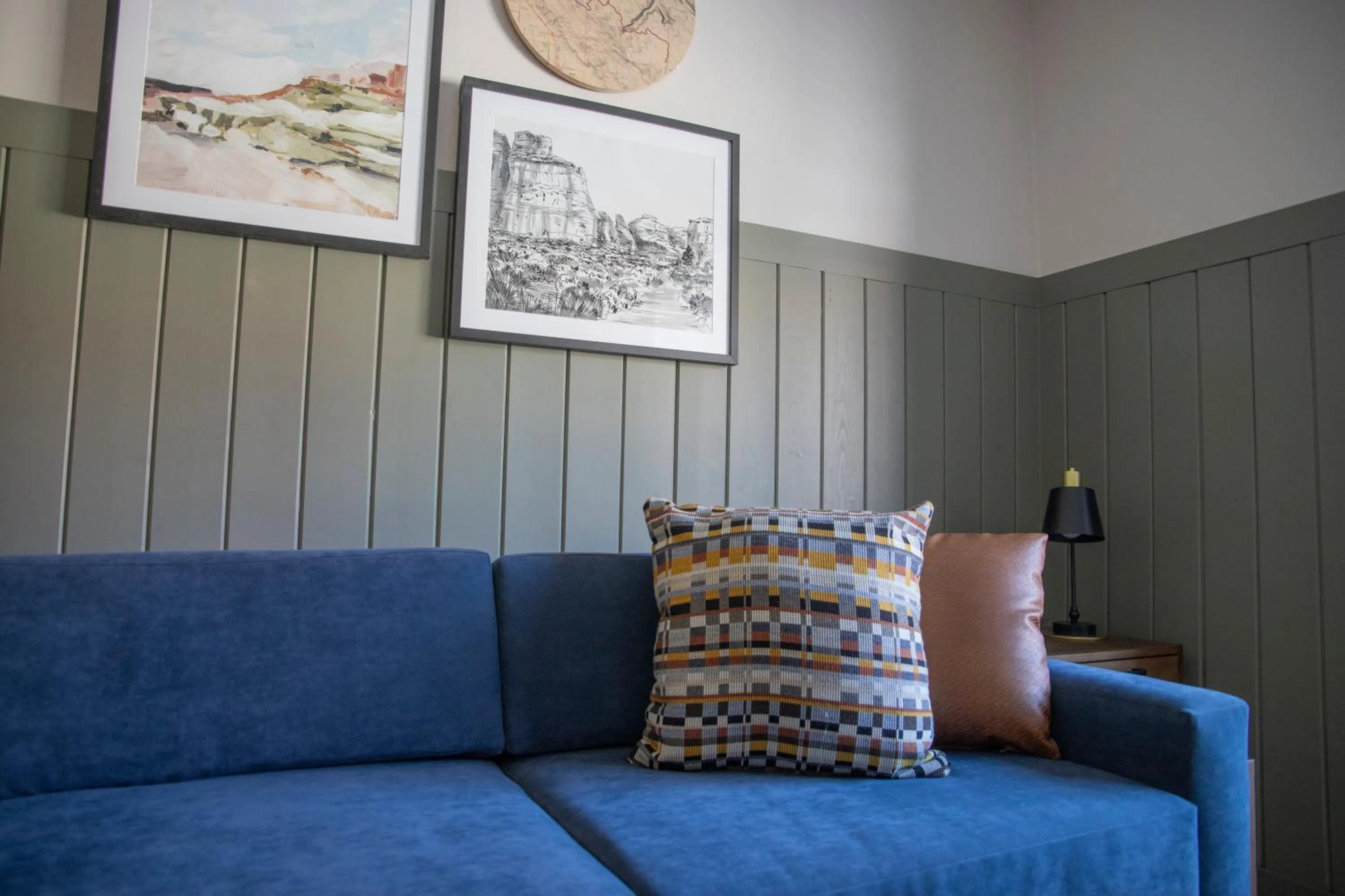 Living room in River Canyon Lodge