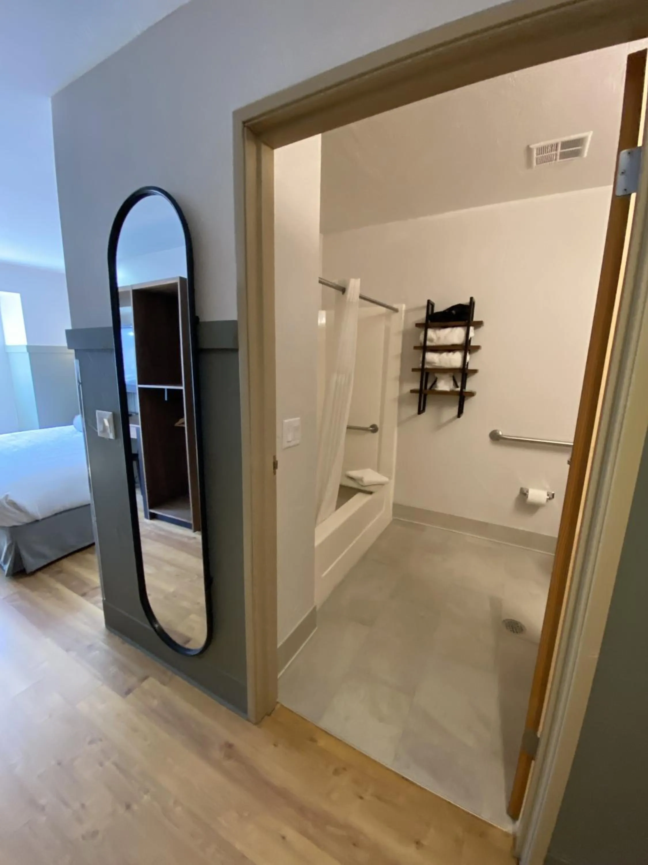 Bathroom, Bed in River Canyon Lodge