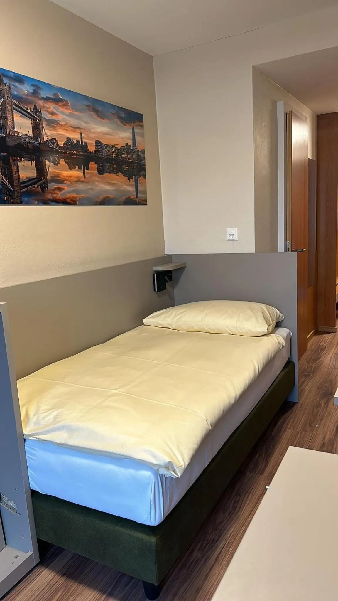 Bed in Hotel Pickwick and Pub "the room with a view"