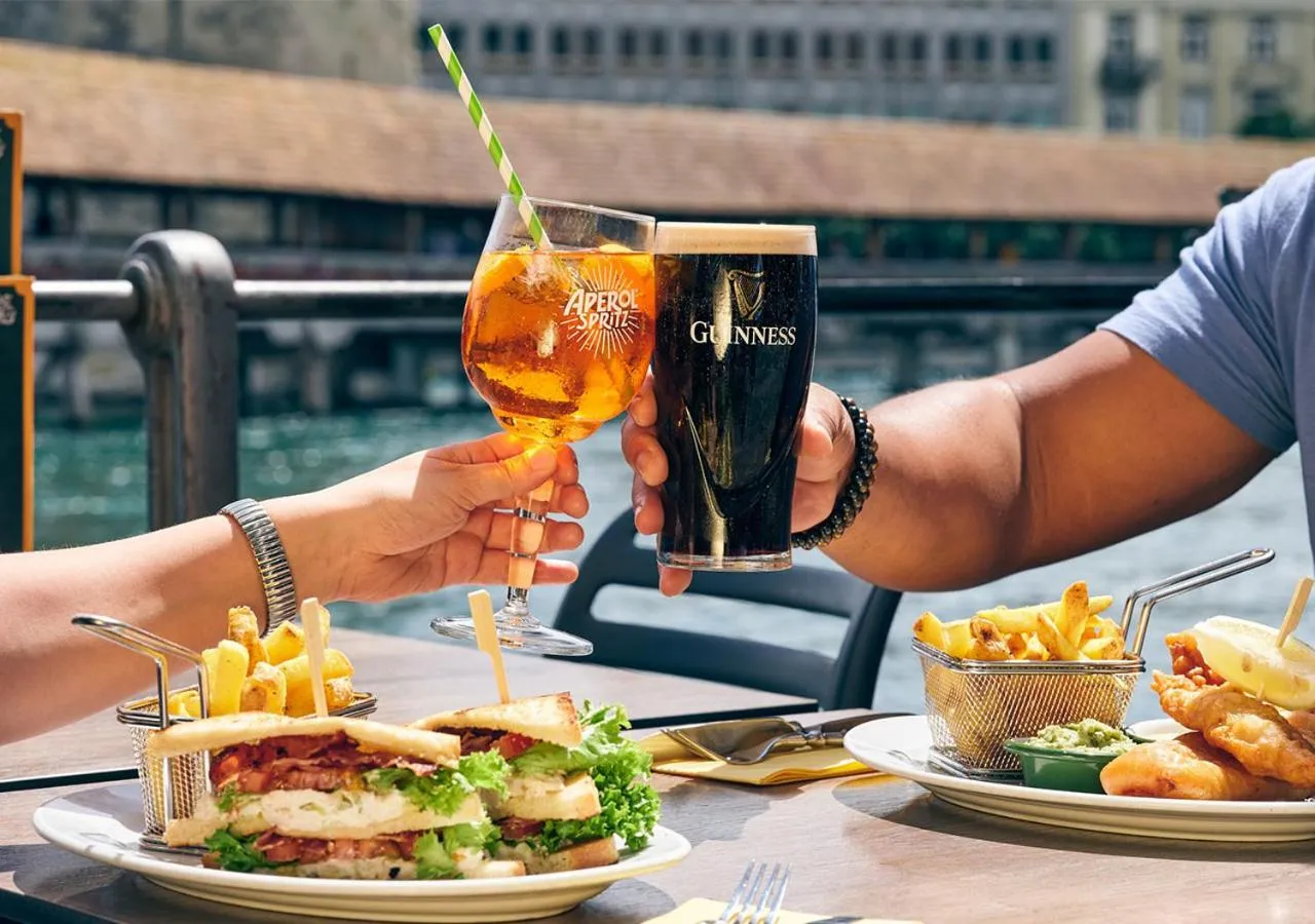 Hotel Pickwick and Pub "the room with a view"