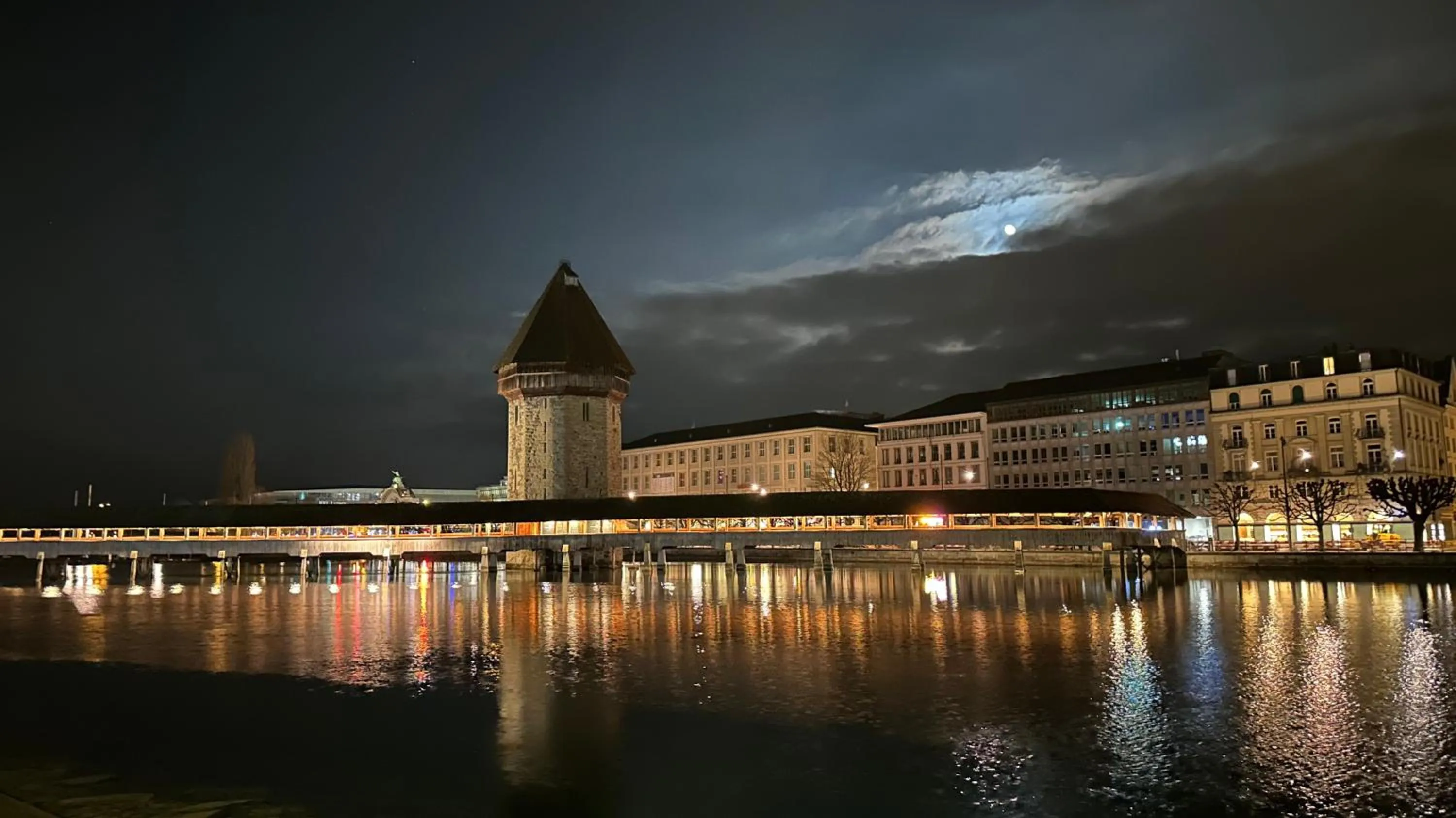 Hotel Pickwick and Pub "the room with a view"