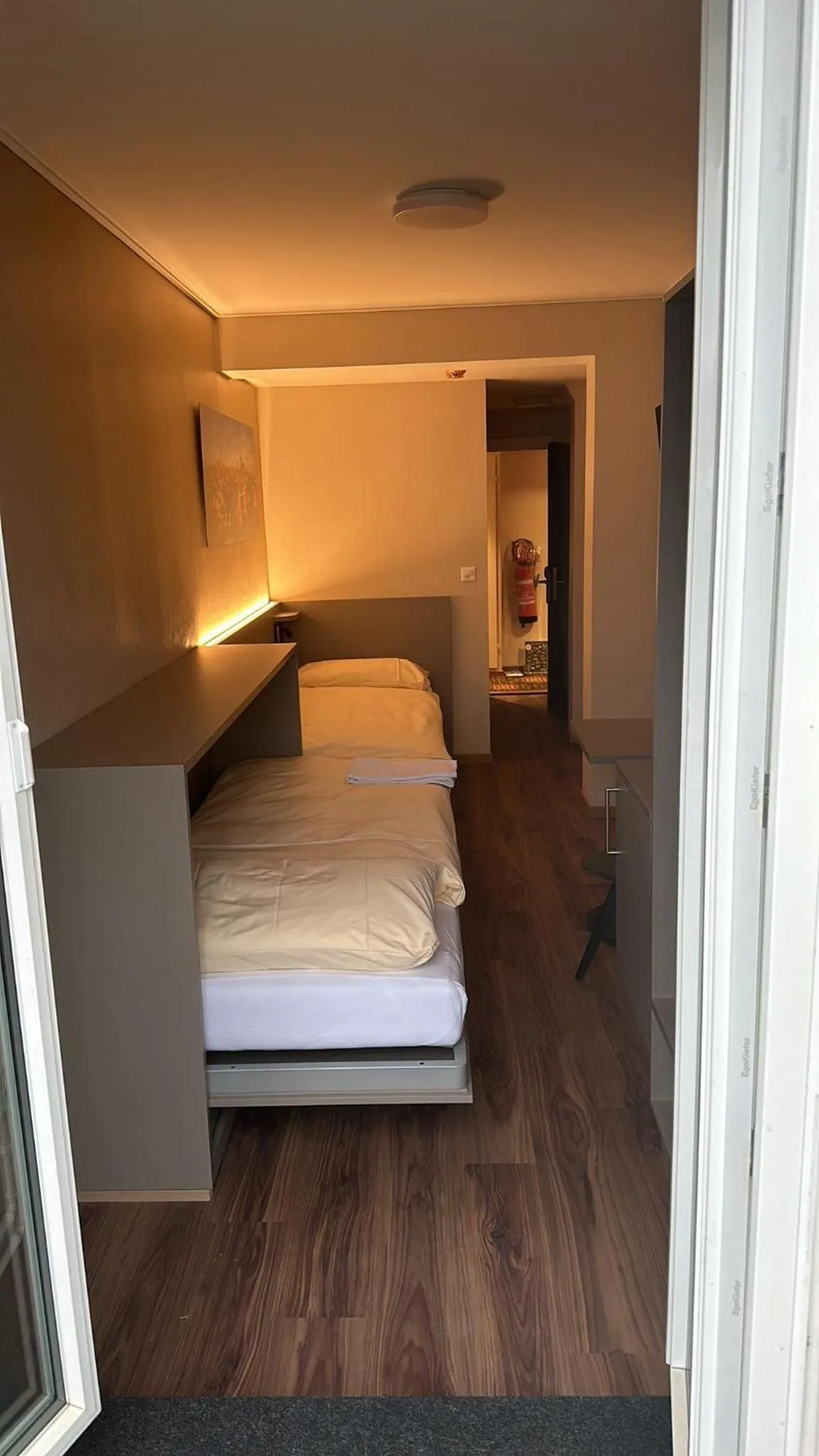 Bed in Hotel Pickwick and Pub "the room with a view"