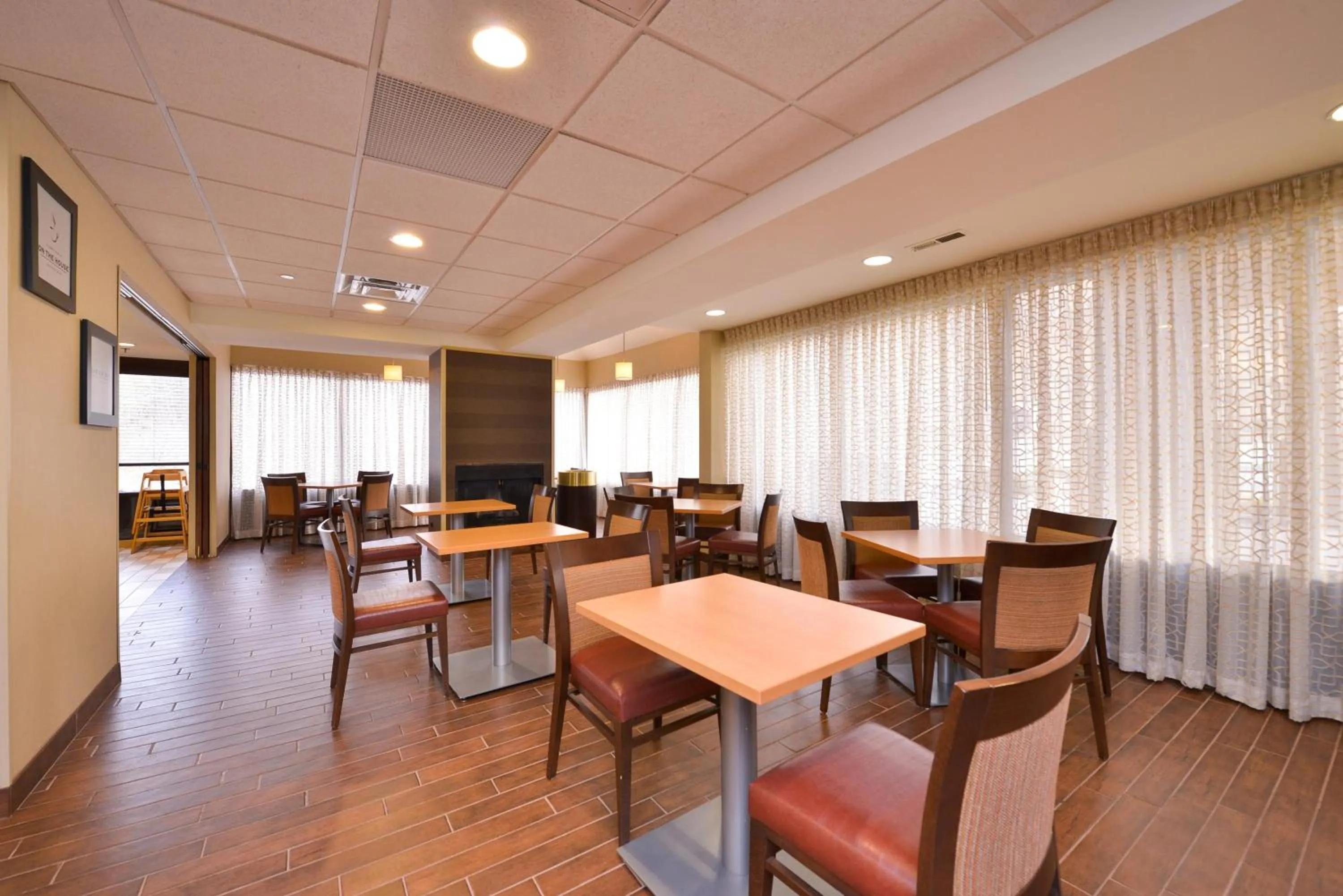 Restaurant/places to eat in McKnight Hotel