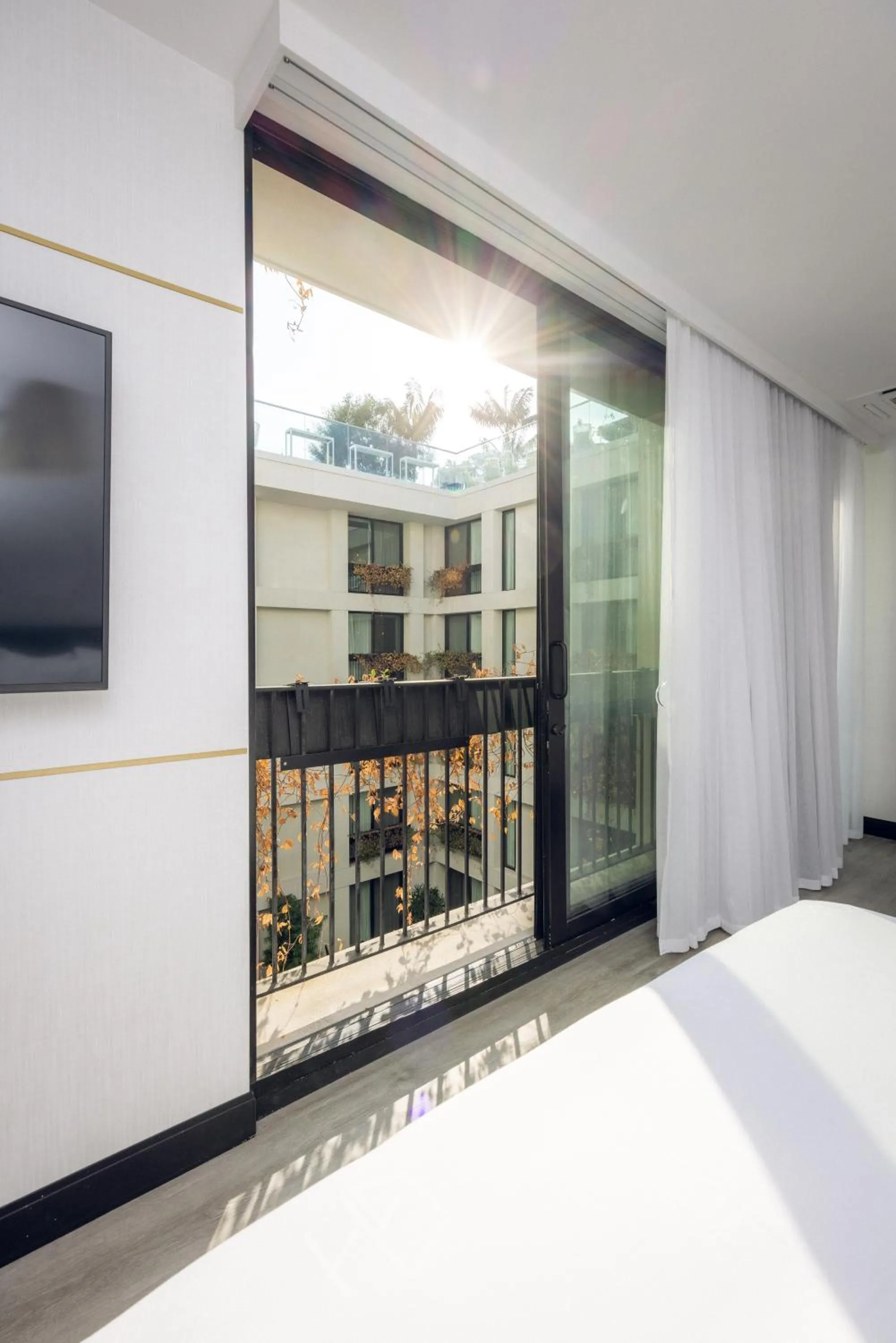 Balcony/Terrace, Bed in The Godfrey Hotel Hollywood