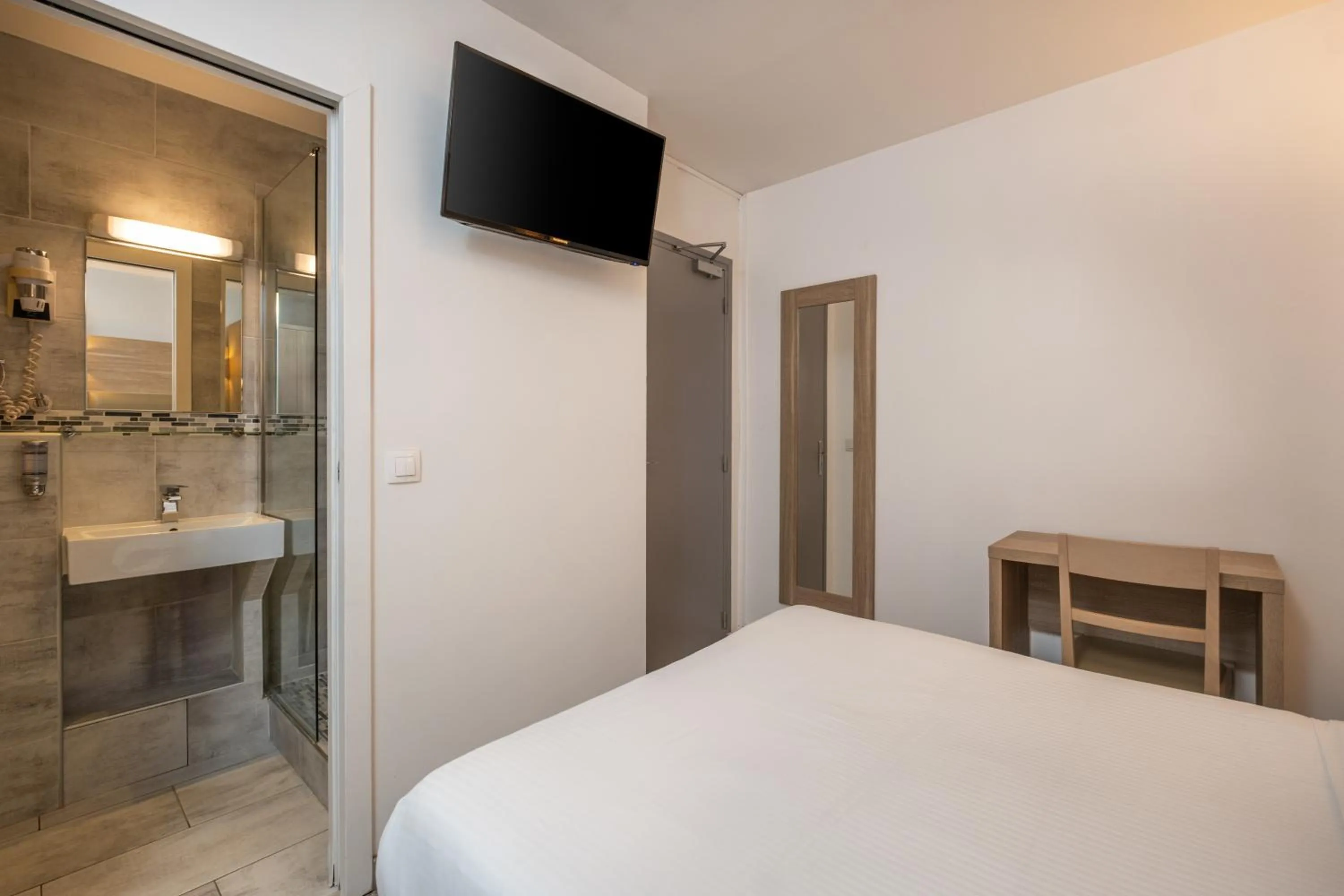 Shower, Bed in Hotel Luxor