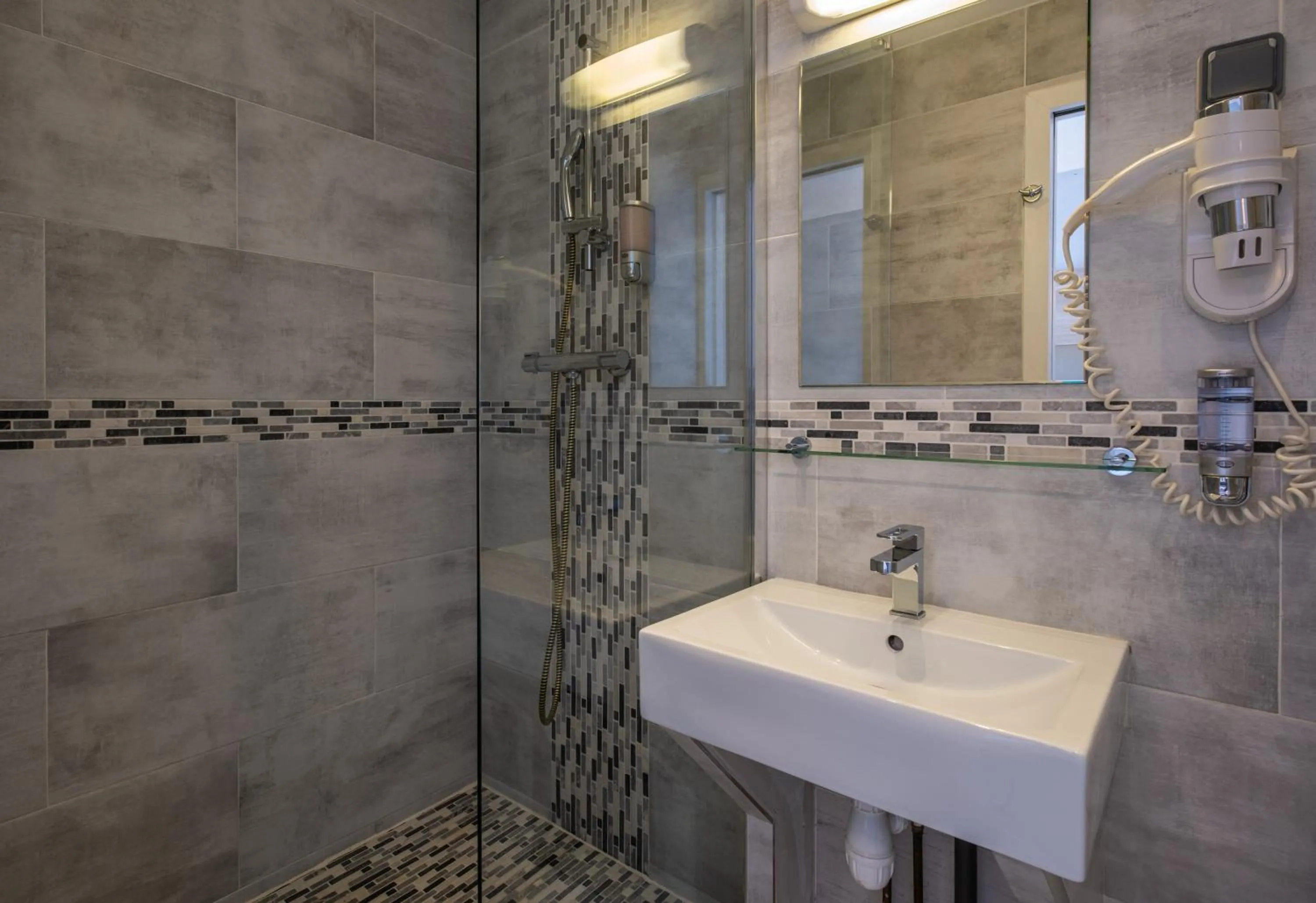 Shower in Hotel Luxor