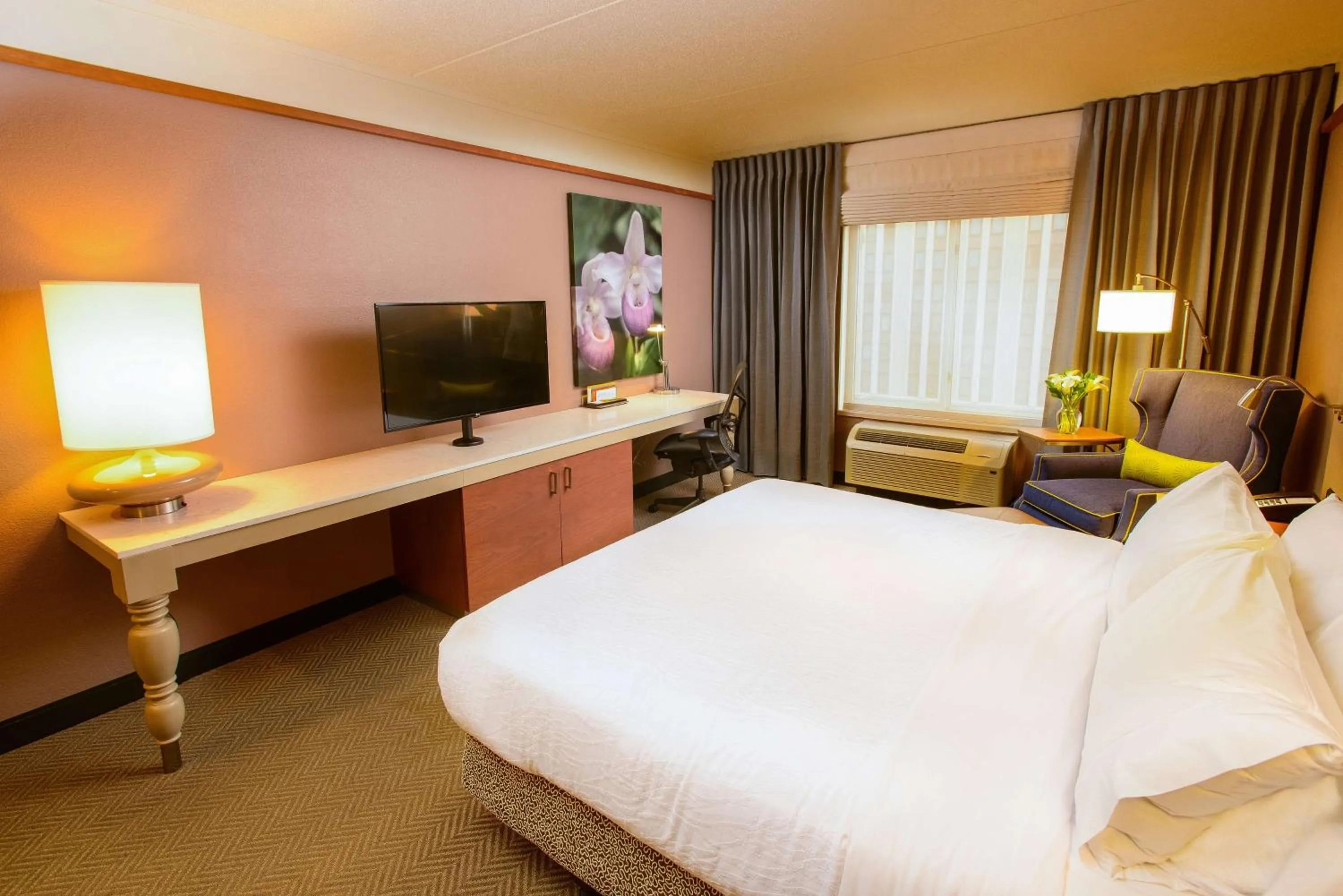 Bedroom, Bed in Hilton Garden Inn Rochester Downtown