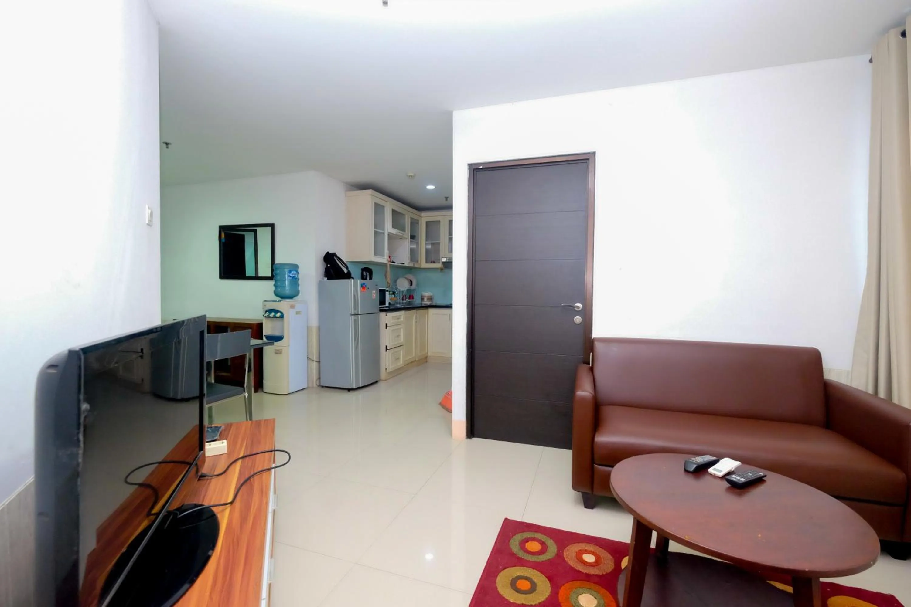 Living room in Best and Homey 2BR Taman Sari Semanggi Apartment By Travelio