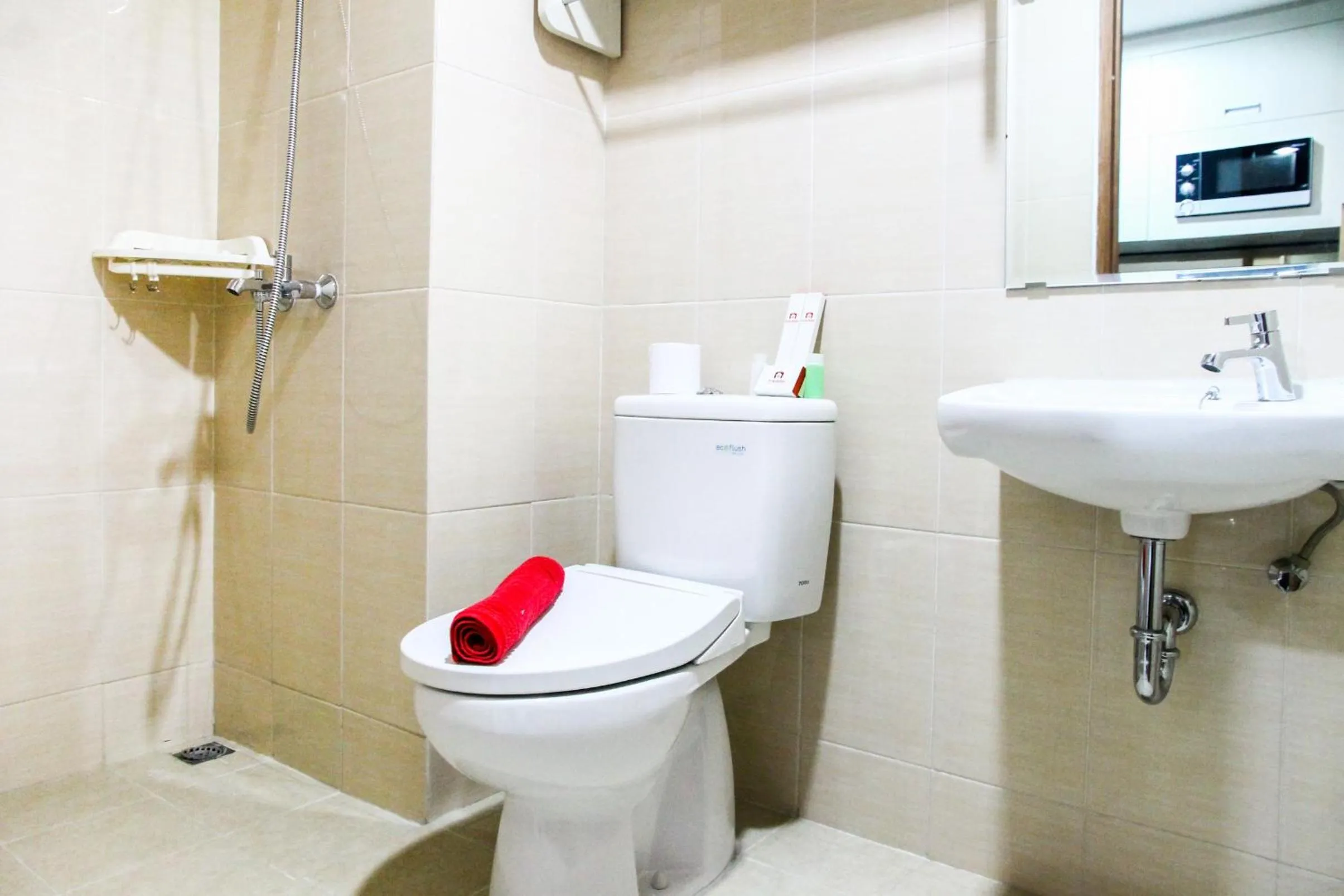 Bathroom in Best and Homey 2BR Taman Sari Semanggi Apartment By Travelio