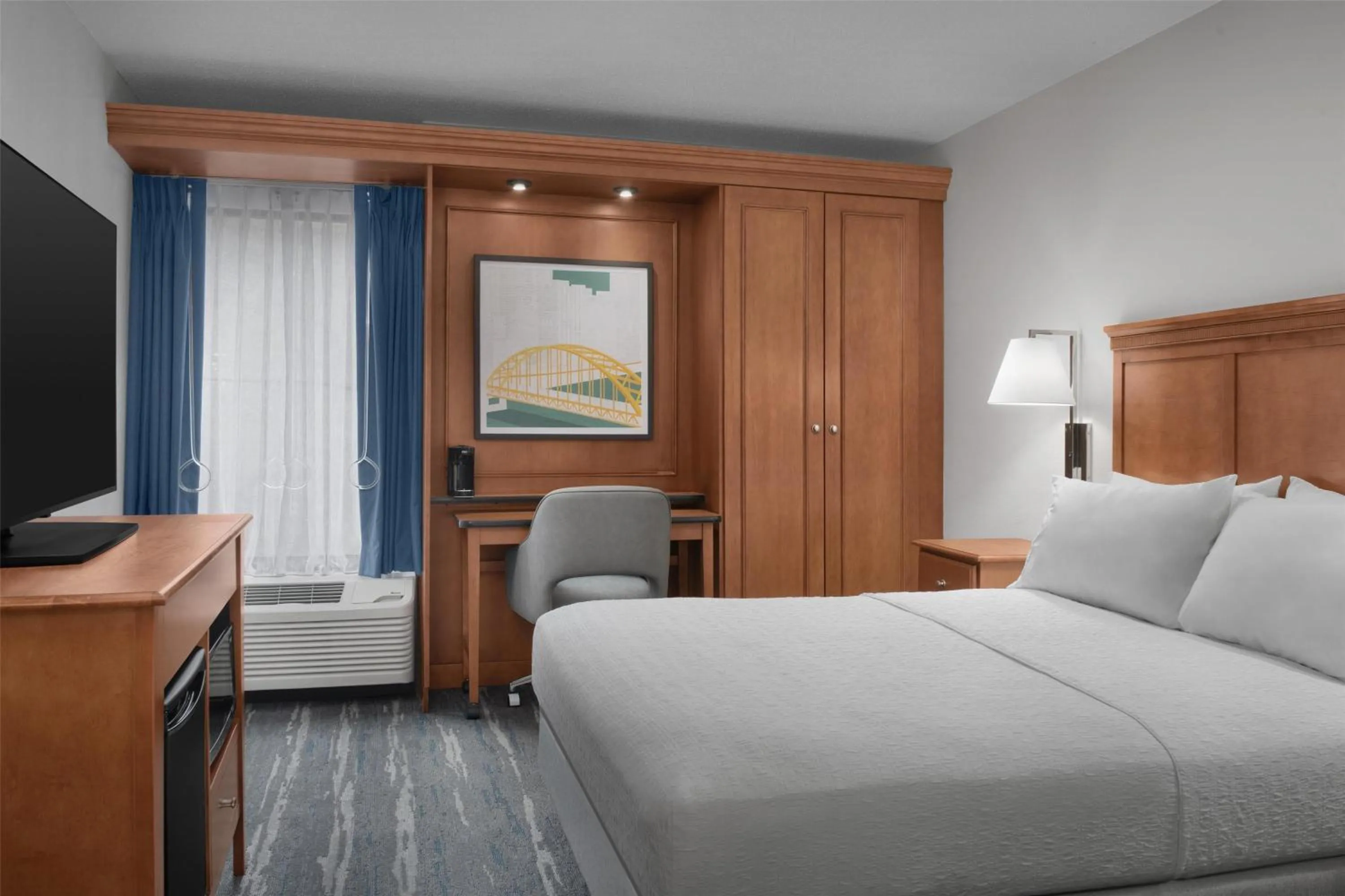 Bedroom, Bed in Hampton Inn Pittsburgh Greentree