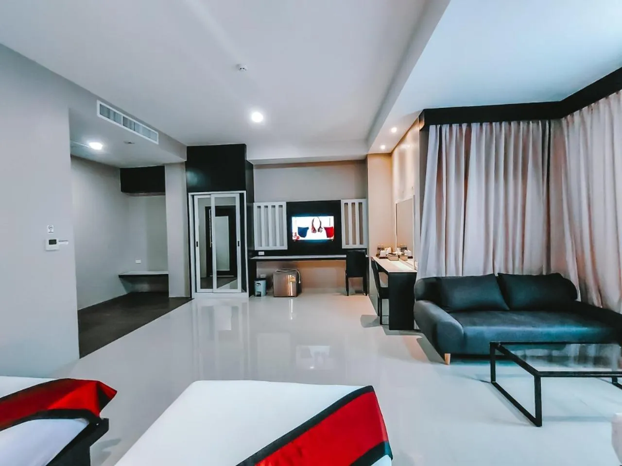 TV and multimedia, Bed in The Harbour Front Hotel