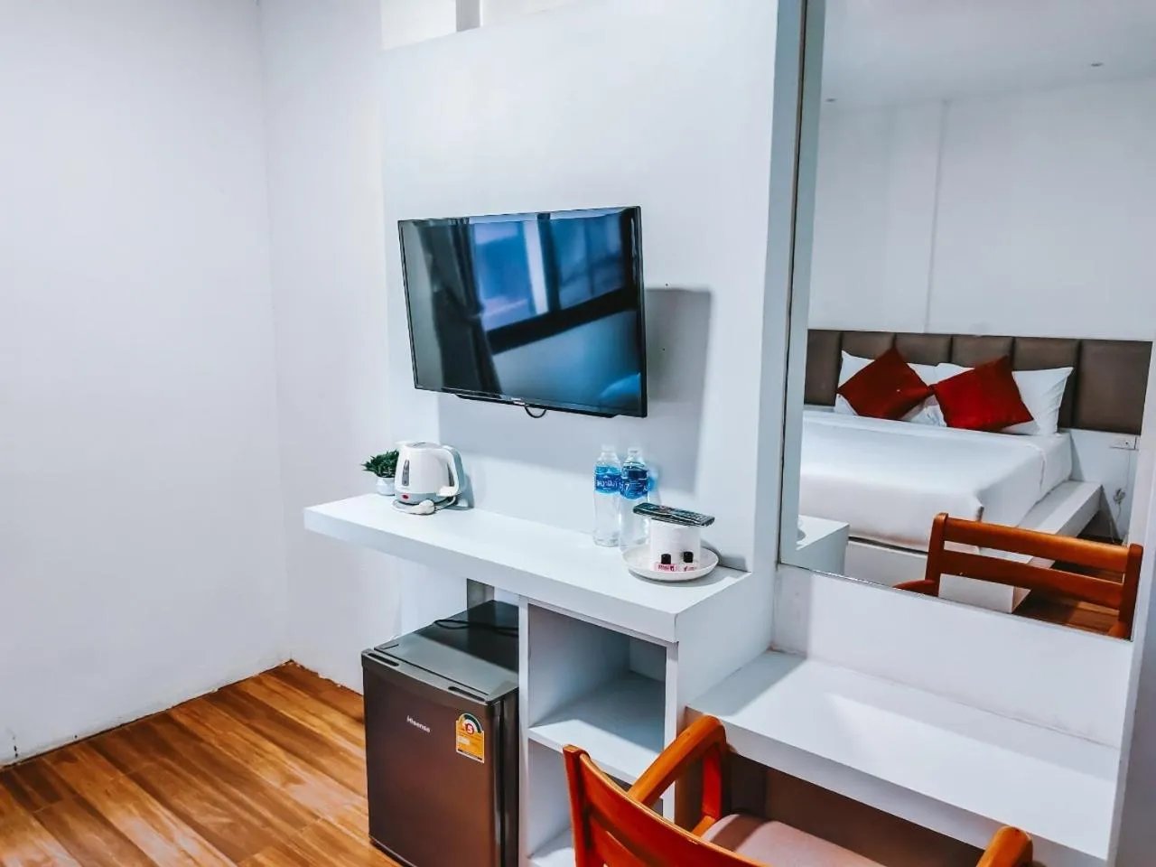 Communal lounge/ TV room in The Harbour Front Hotel