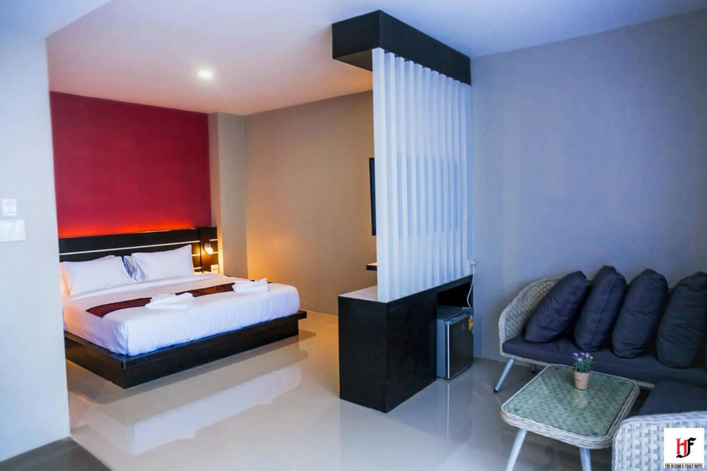 Living room, Bed in The Harbour Front Hotel